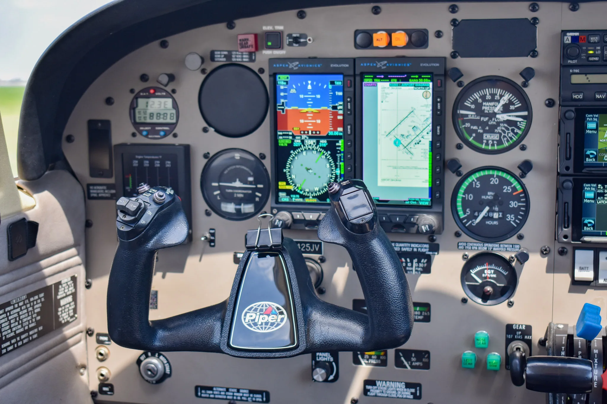 Cockpit and instrument panel of a 2004 Piper Arrow 201.