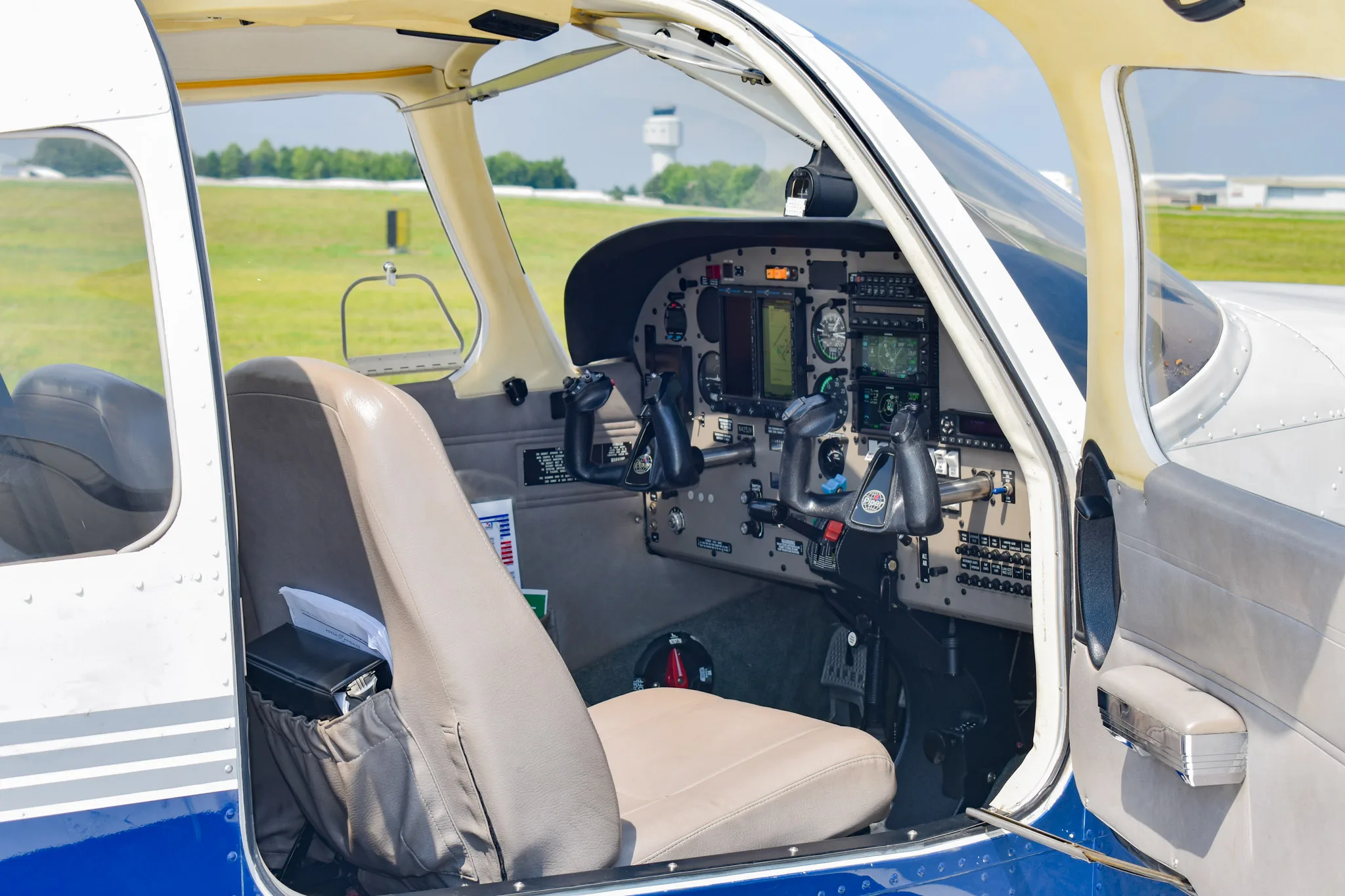 Cockpit and instrument panel of a 2004 Piper Arrow 201.