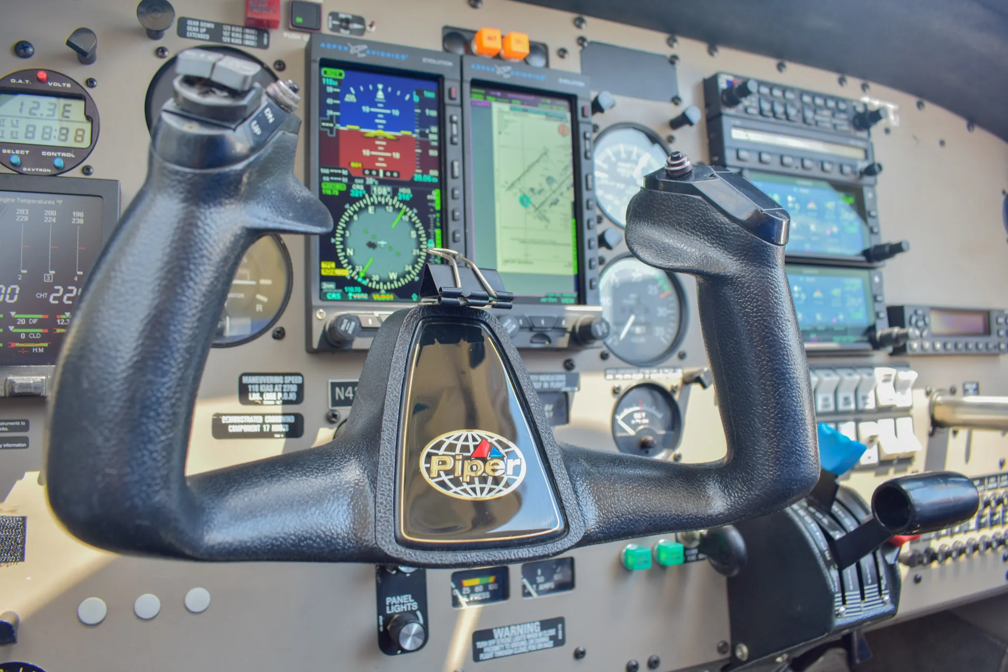 Cockpit and instrument panel of a 2004 Piper Arrow 201.