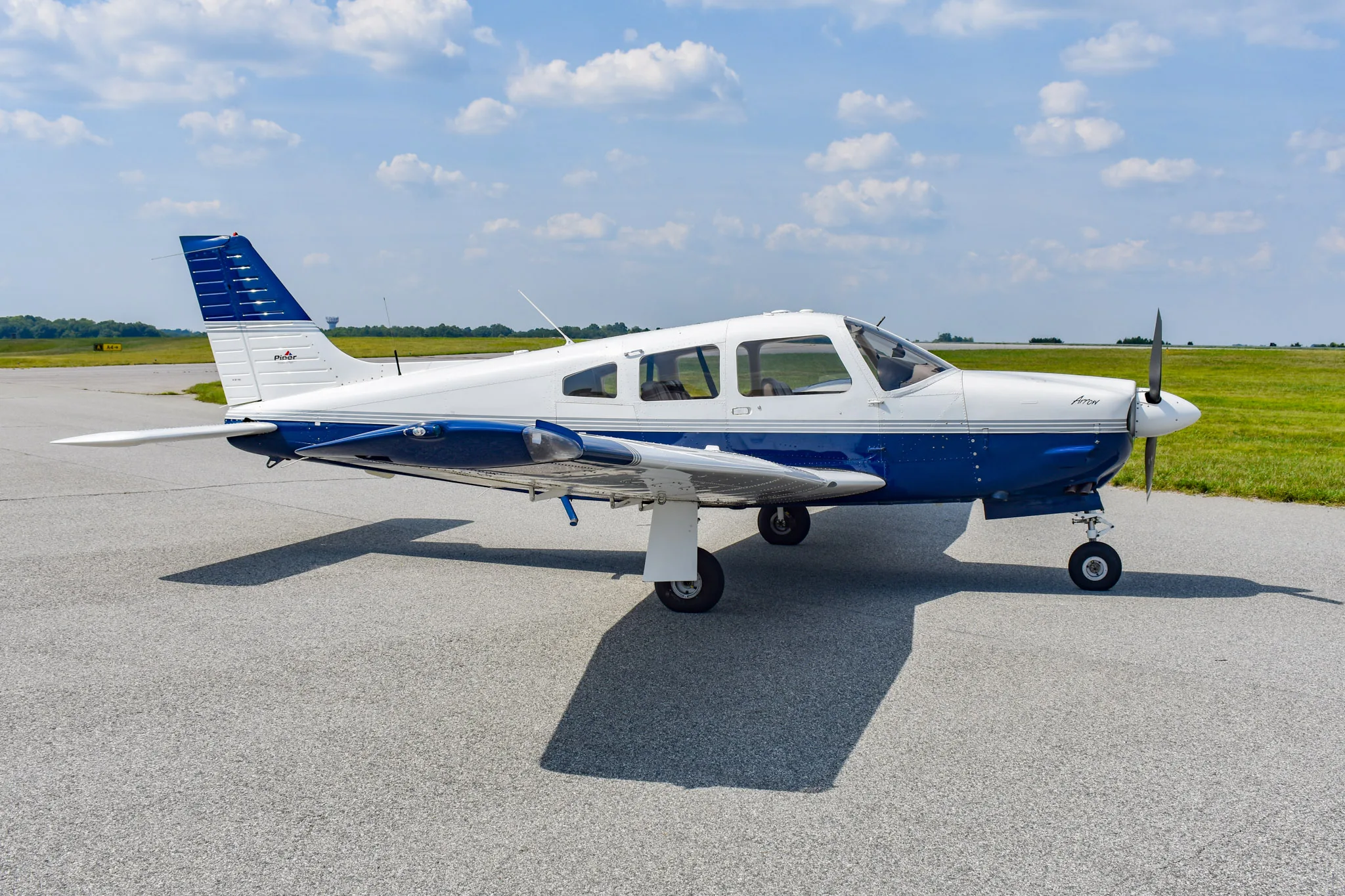Exterior view of a 2004 Piper Arrow 201, N425JV.
