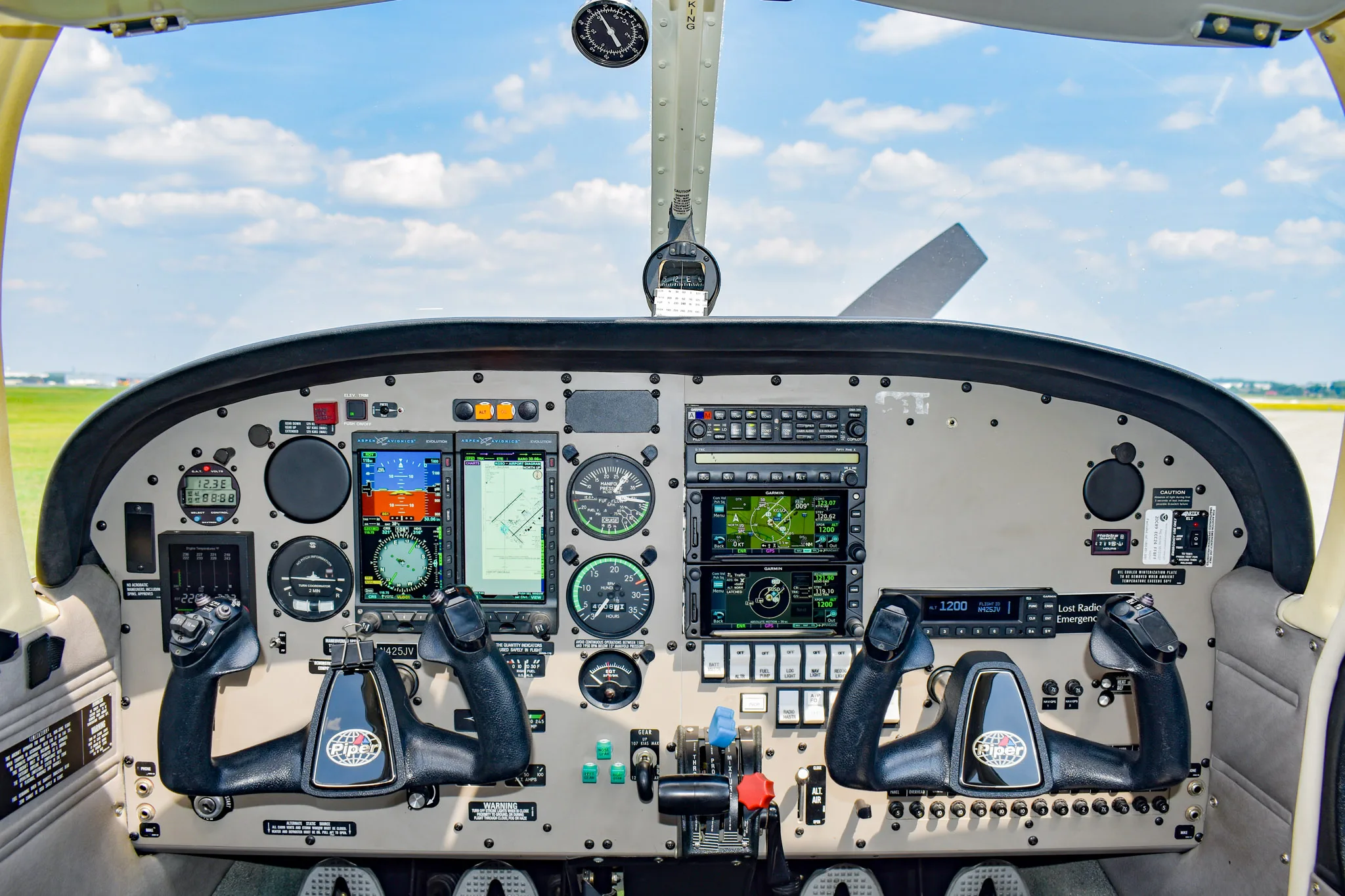Cockpit and instrument panel of a 2004 Piper Arrow 201.