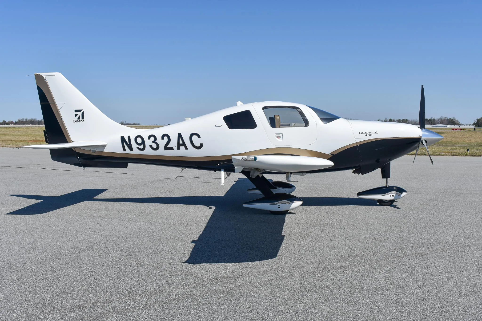 Exterior view of a 2008 Cessna 400, N932AC.