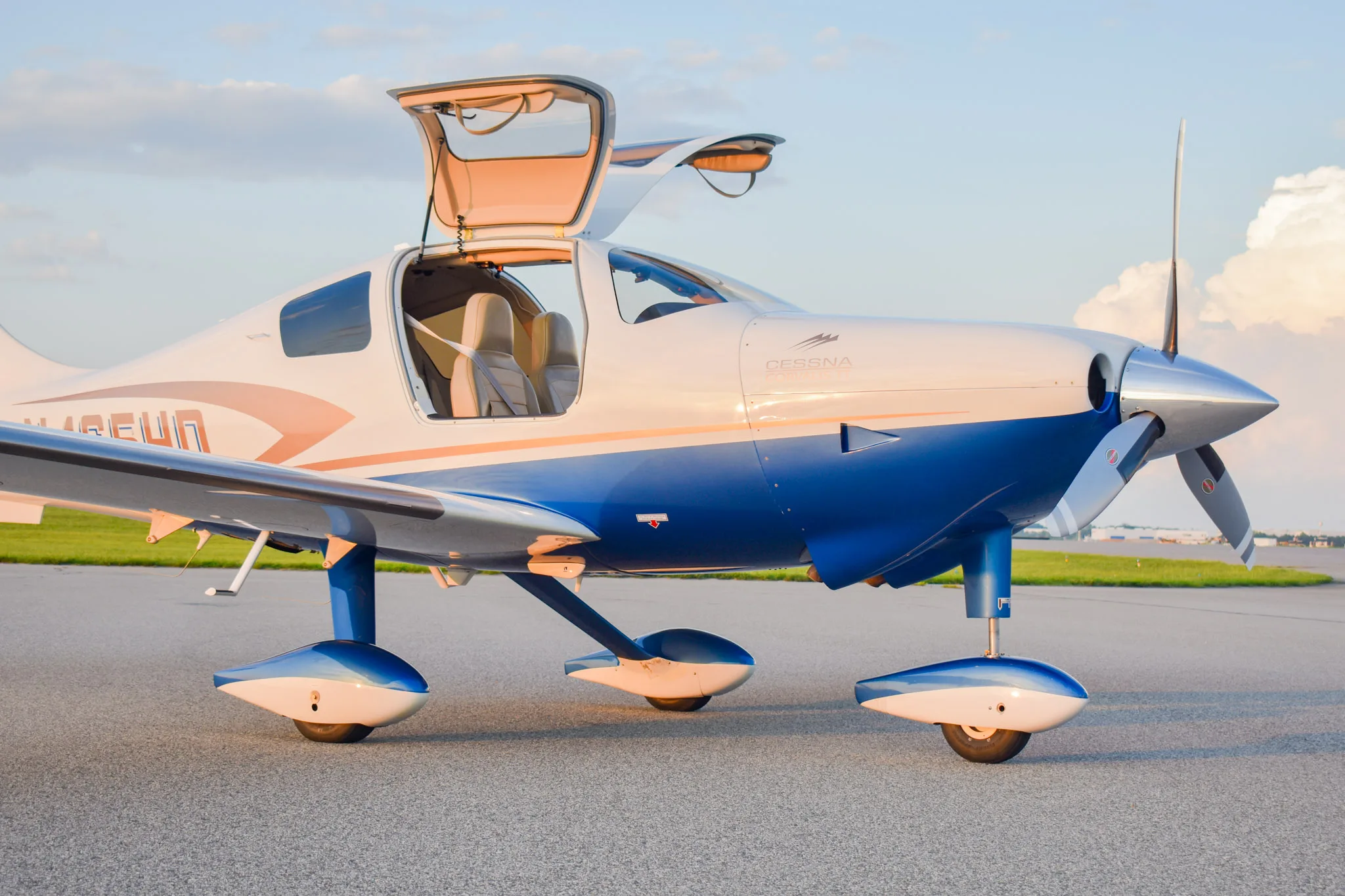 Exterior view of a 2009 Cessna 400SLX N465HD - $449,000 w/ 400 School.