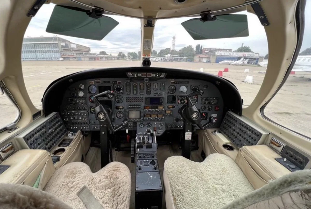 Cockpit and instrument panel of a 1989 Cessna Citation II SN 550-0601.