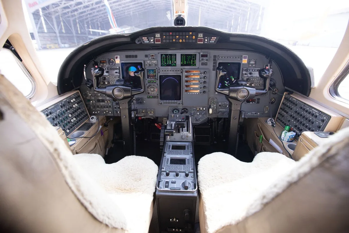 Cockpit and instrument panel of a 2006 Cessna Citation Bravo SN 550-1131.