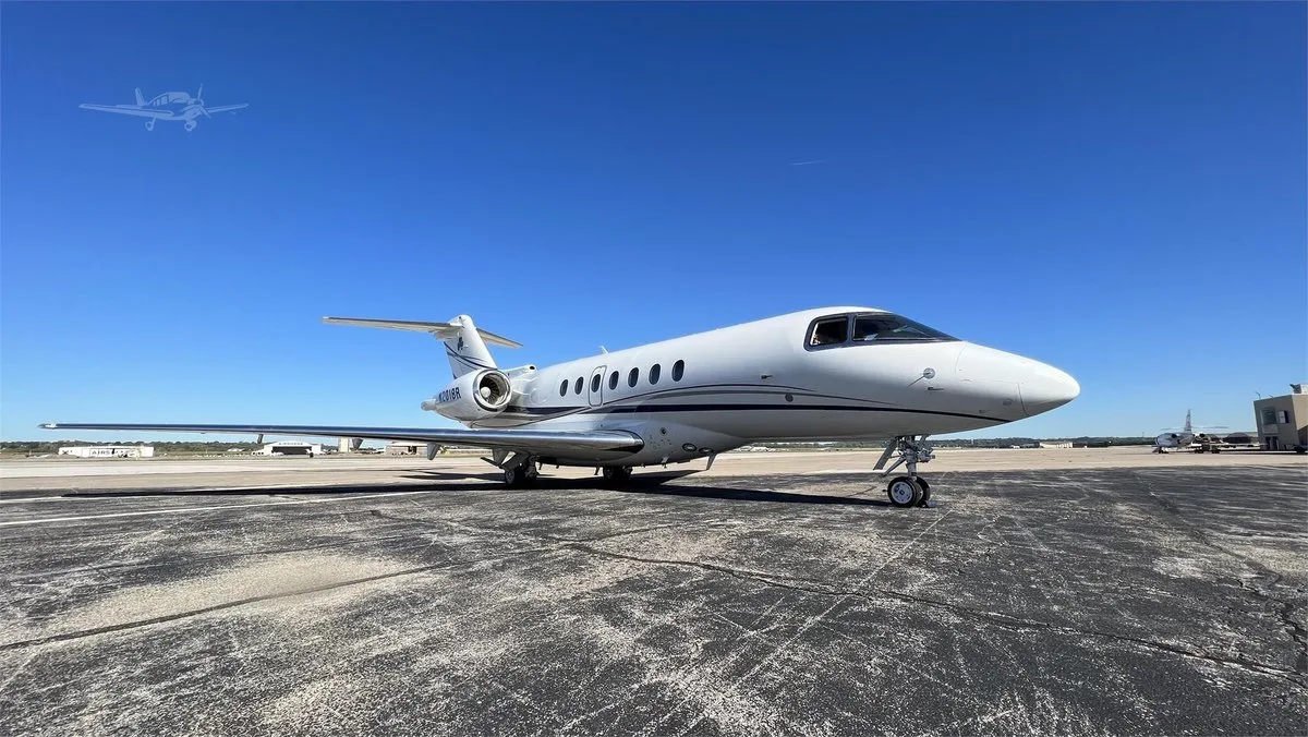 Exterior view of a 2011 Hawker 4000 SN, M-PINK.