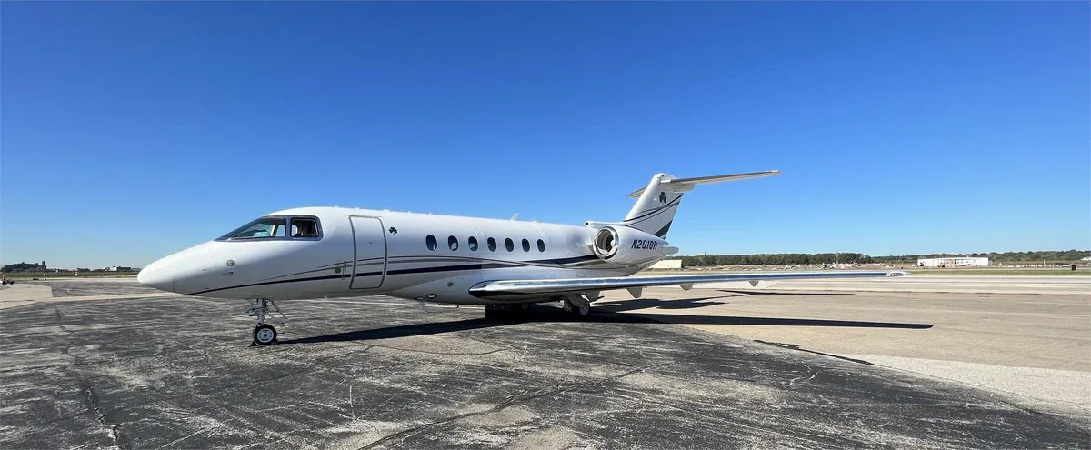 Exterior view of a 2011 Hawker 4000 SN, M-PINK.