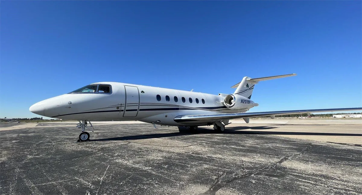 Exterior view of a 2011 Hawker 4000 SN, M-PINK.