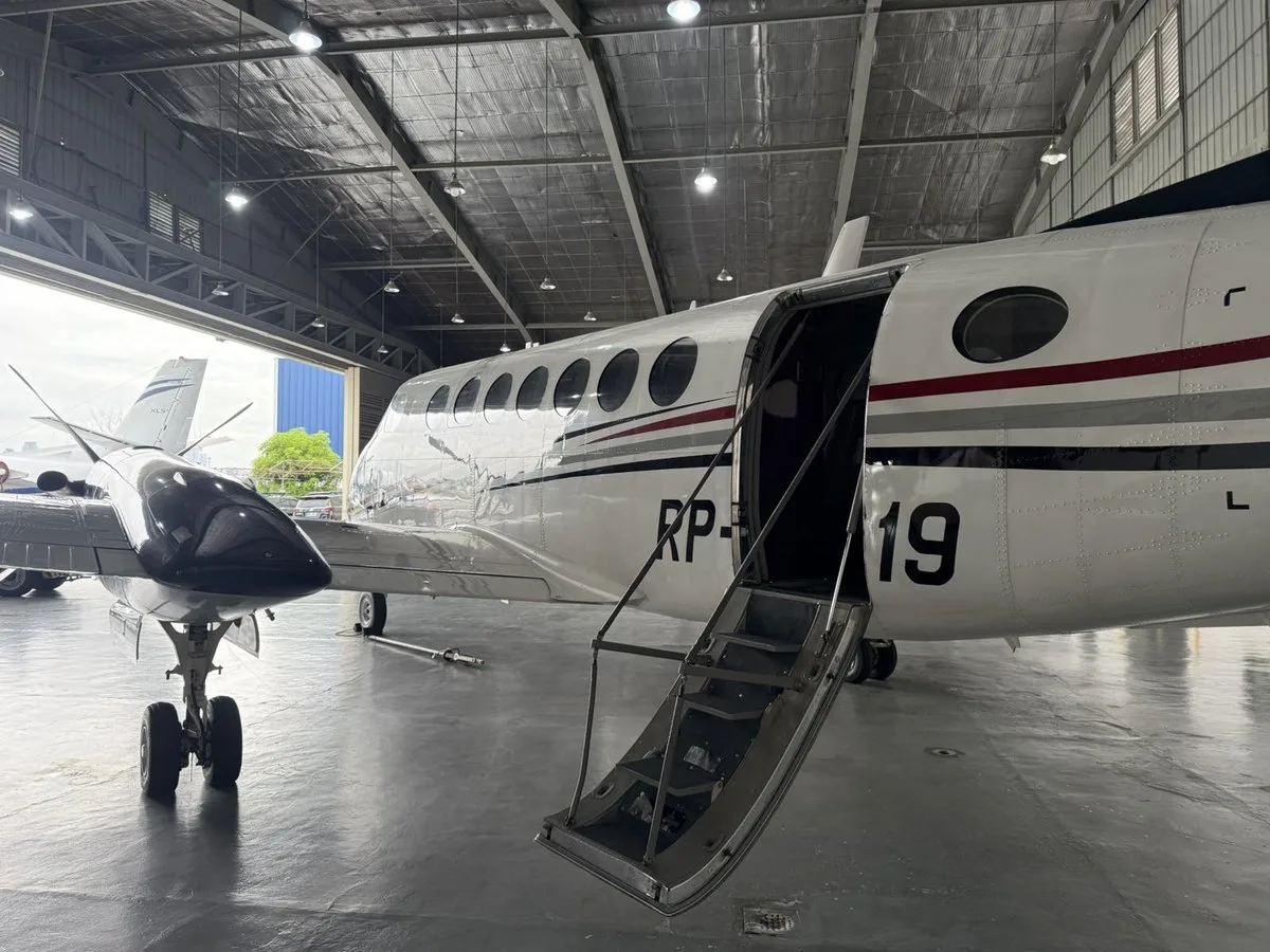 Exterior view of a 2001 Beechcraft King Air 350 SN, RP-C1719.
