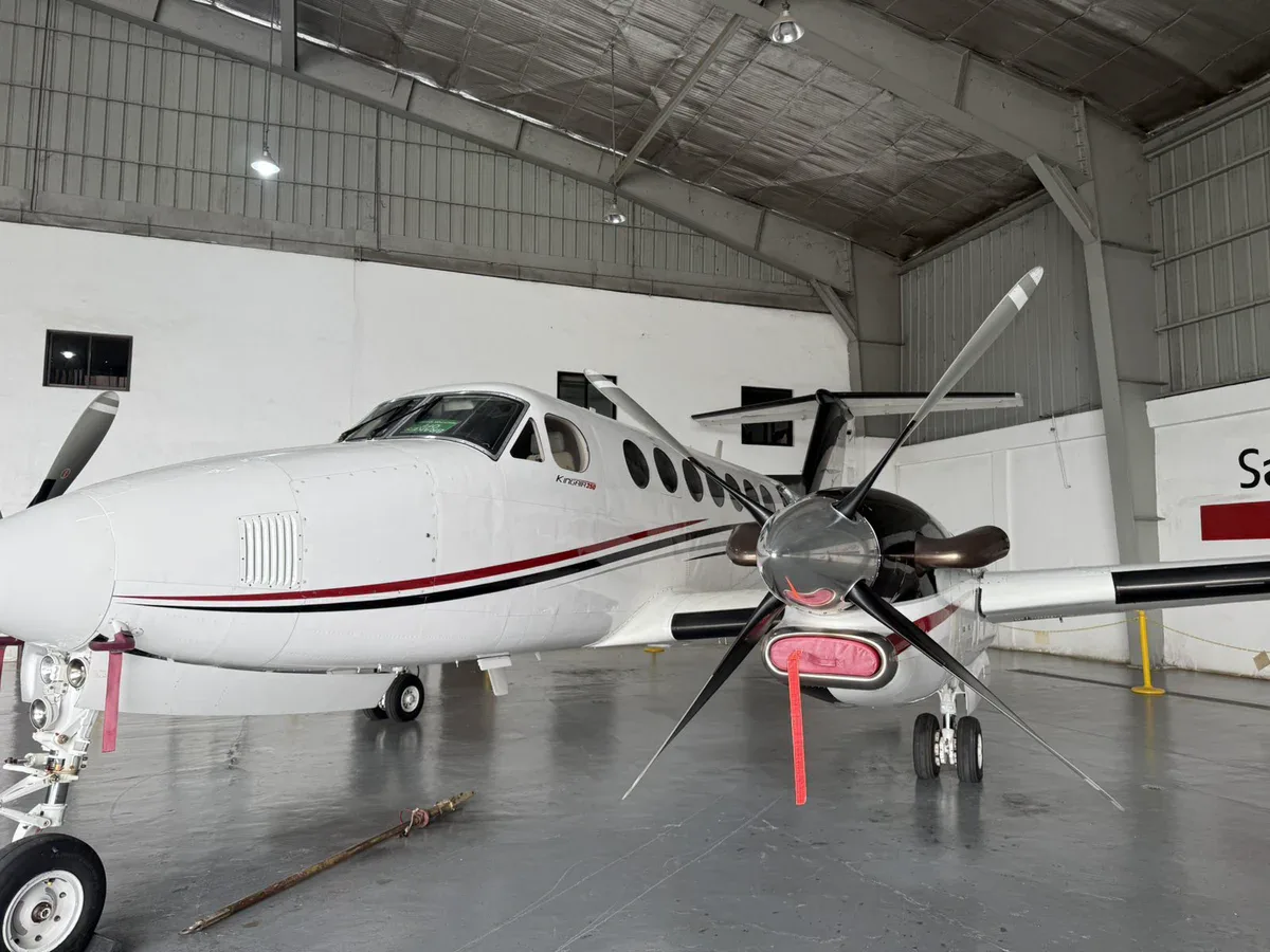 Exterior view of a 2001 Beechcraft King Air 350 SN, RP-C1719.