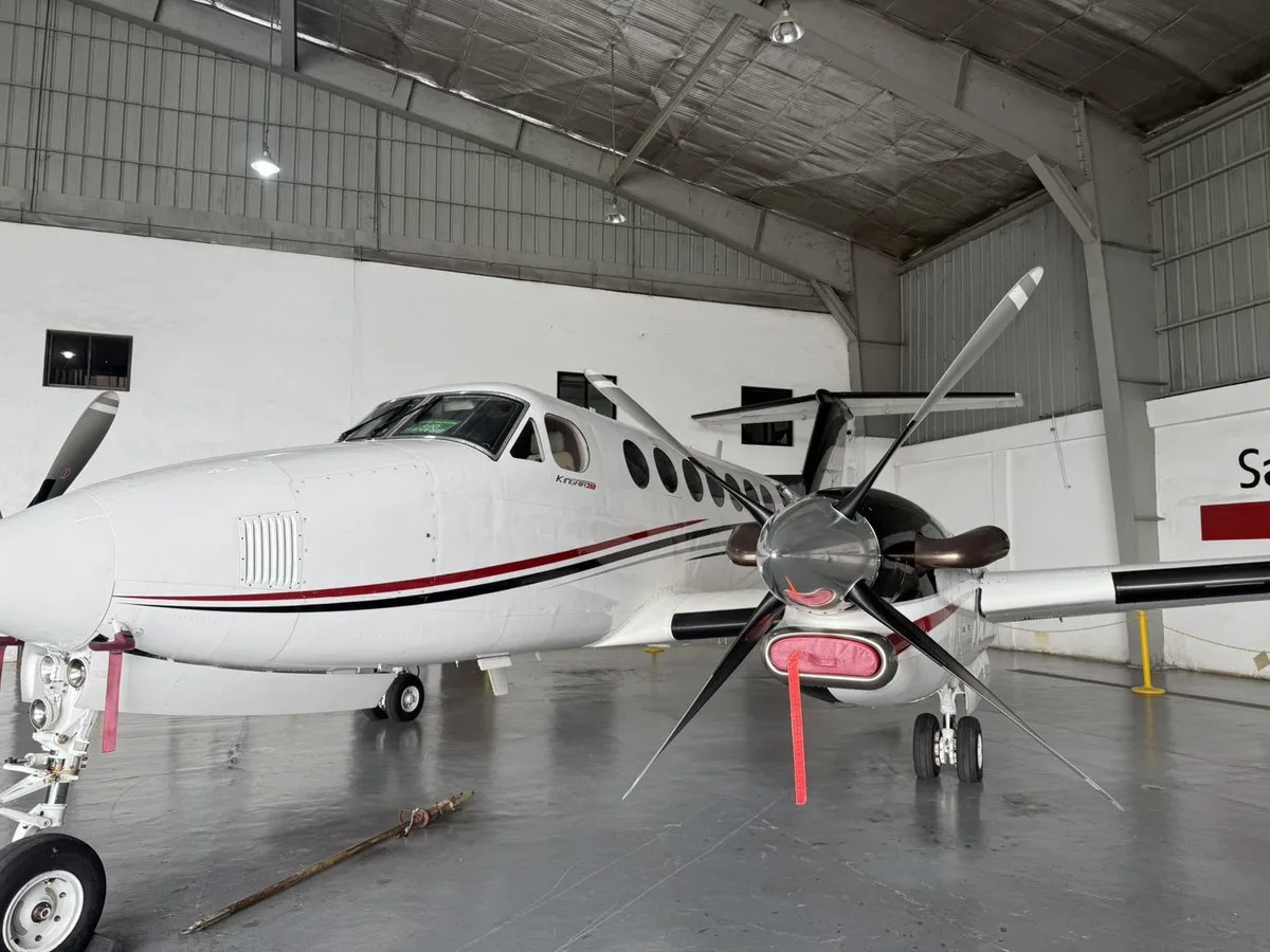 Exterior view of a 2001 Beechcraft King Air 350 SN, RP-C1719.