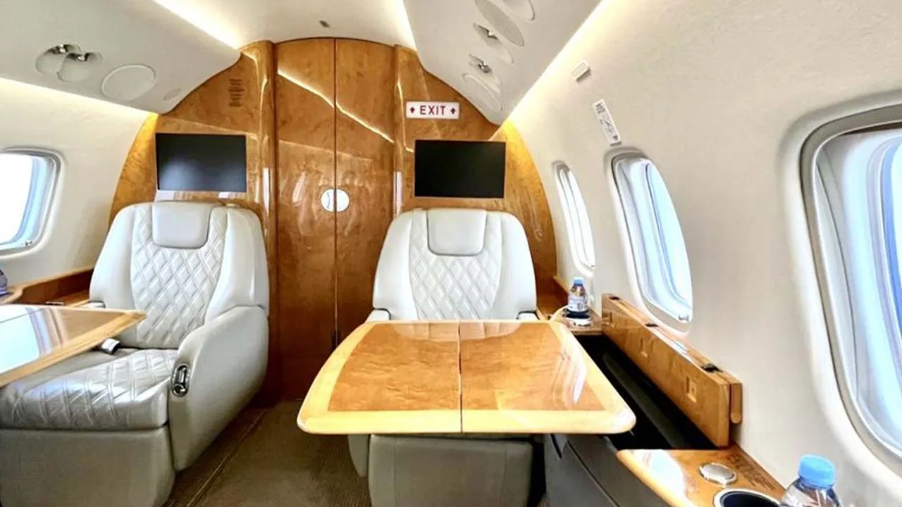 Cabin interior of a Embraer Legacy 650.