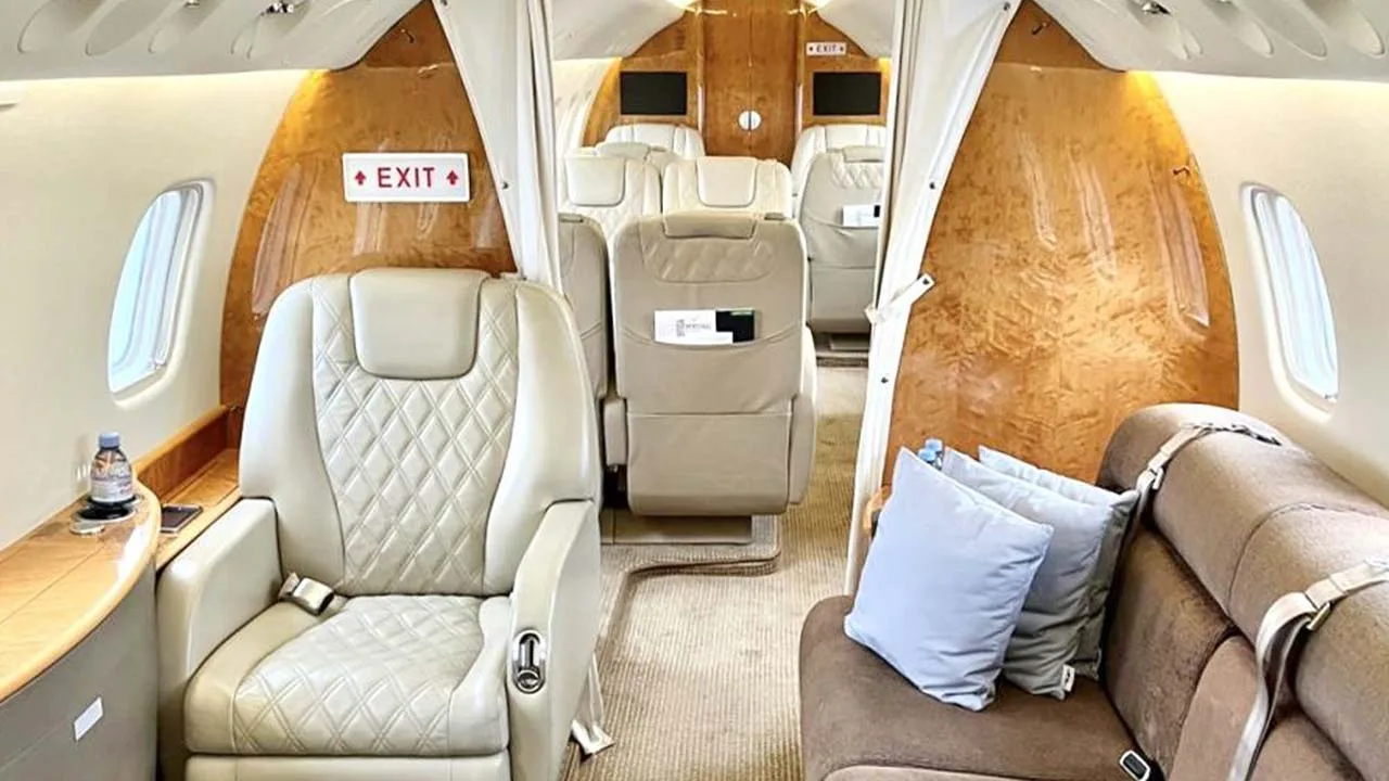 Cabin interior of a Embraer Legacy 650.