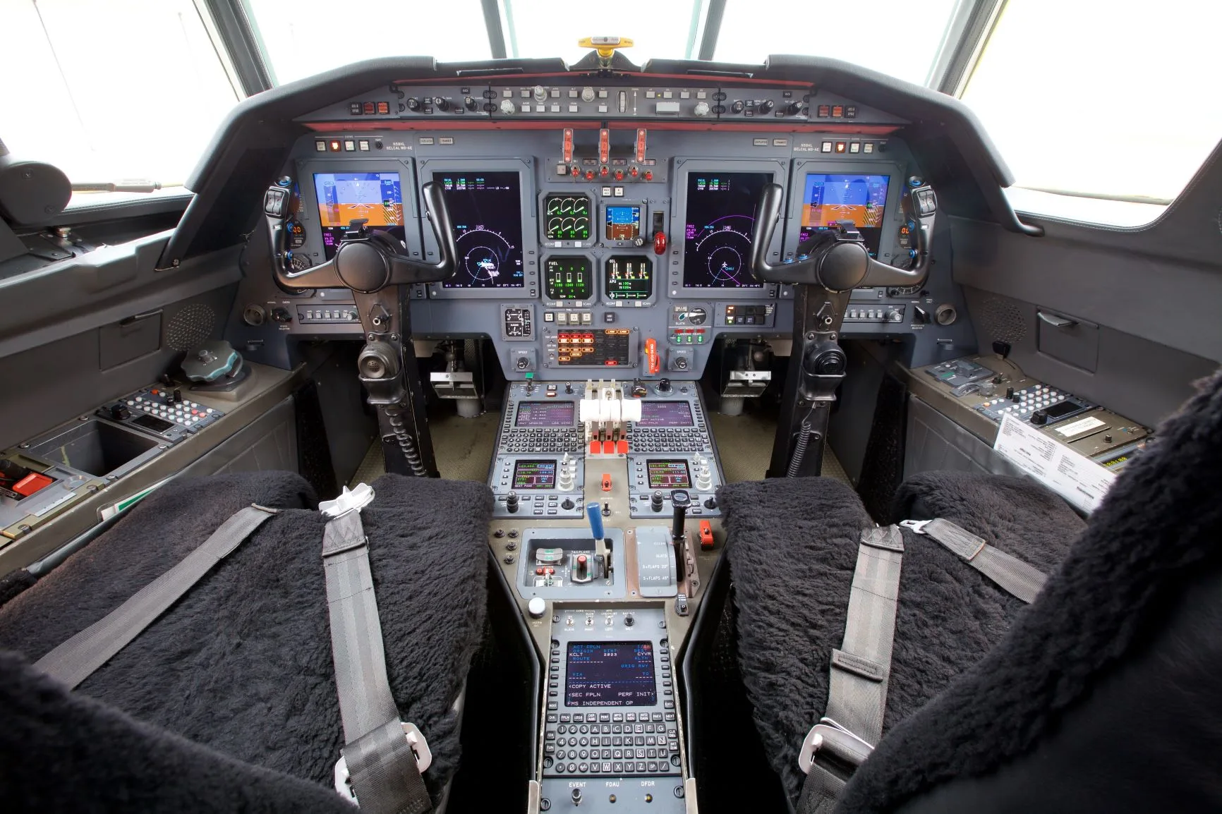 Cockpit and instrument panel of a 1999 Dassault FALCON 50EX.