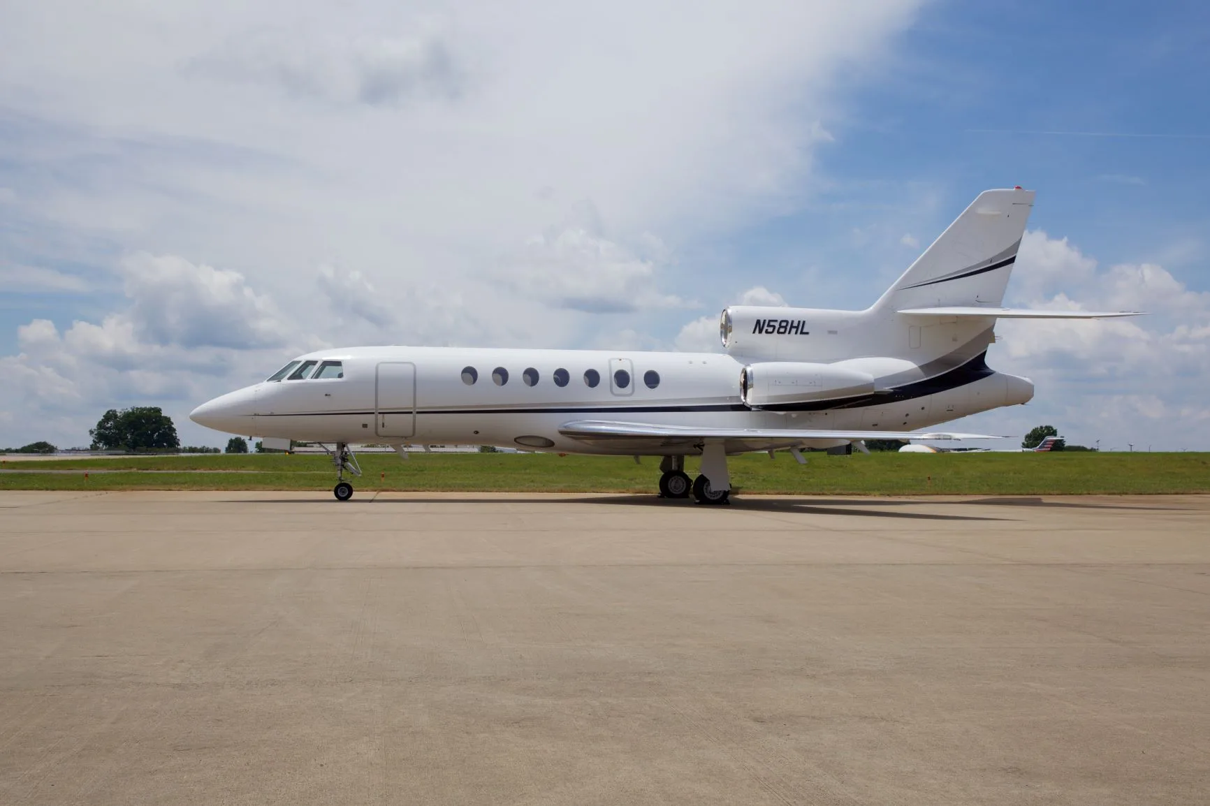 Exterior view of a 1999 Dassault FALCON 50EX.