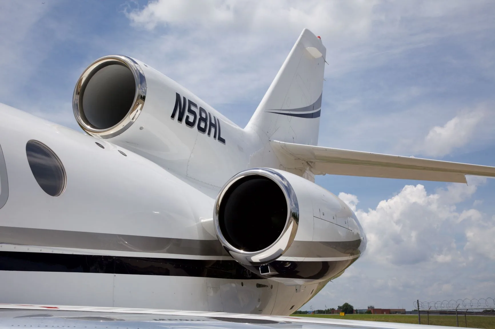 Exterior view of a 1999 Dassault FALCON 50EX.