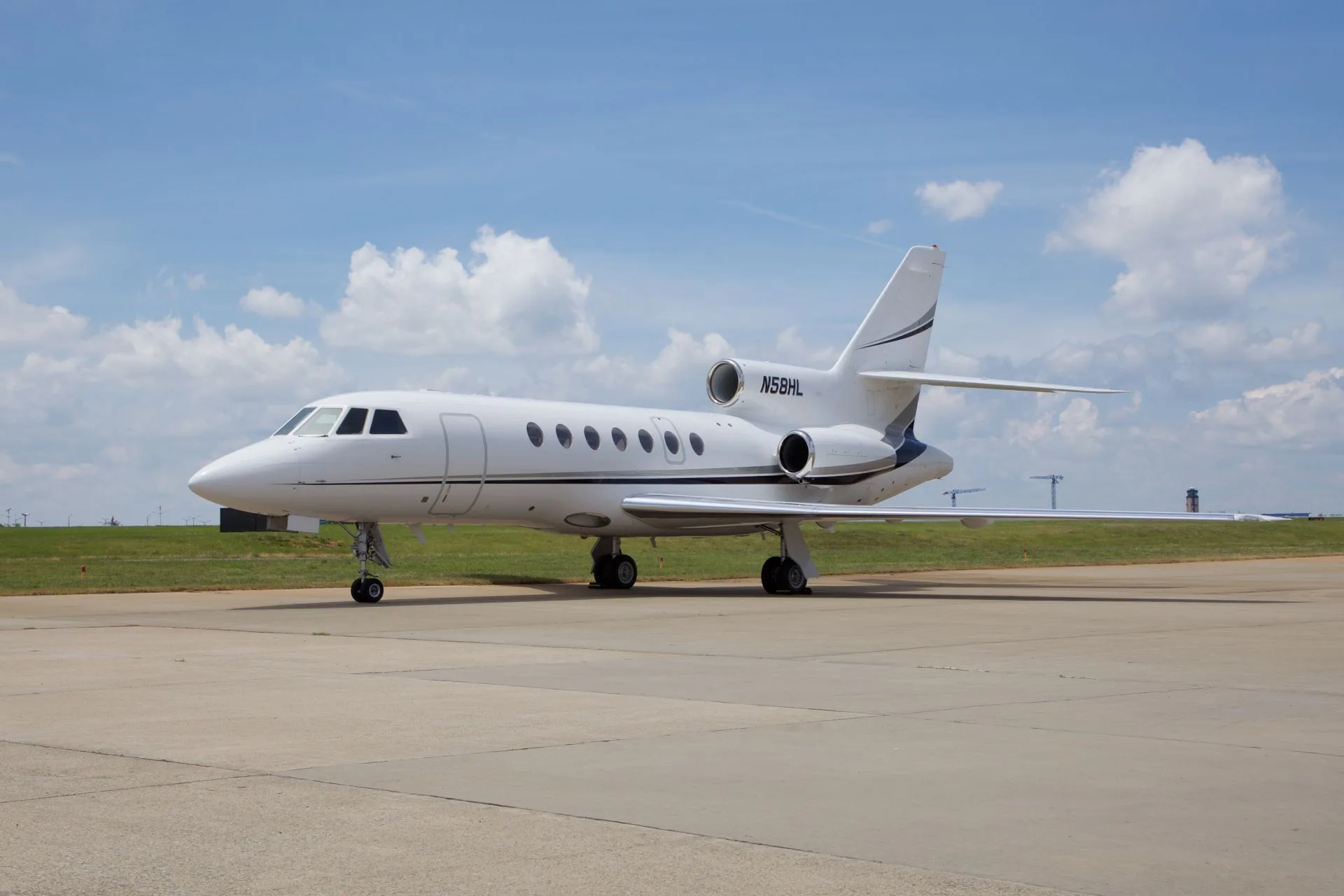 Exterior view of a 1999 Dassault FALCON 50EX.
