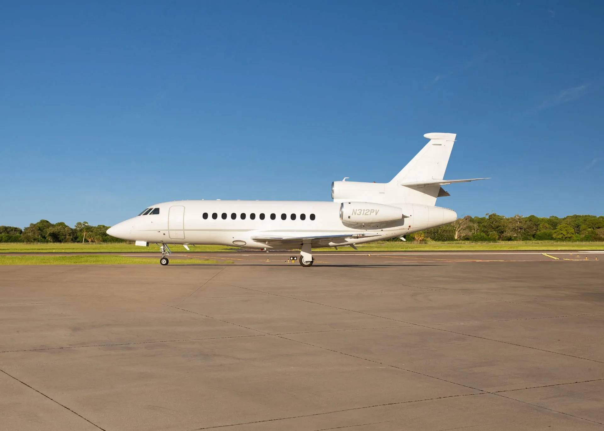 Exterior view of a 2000 Dassault FALCON 900EX.