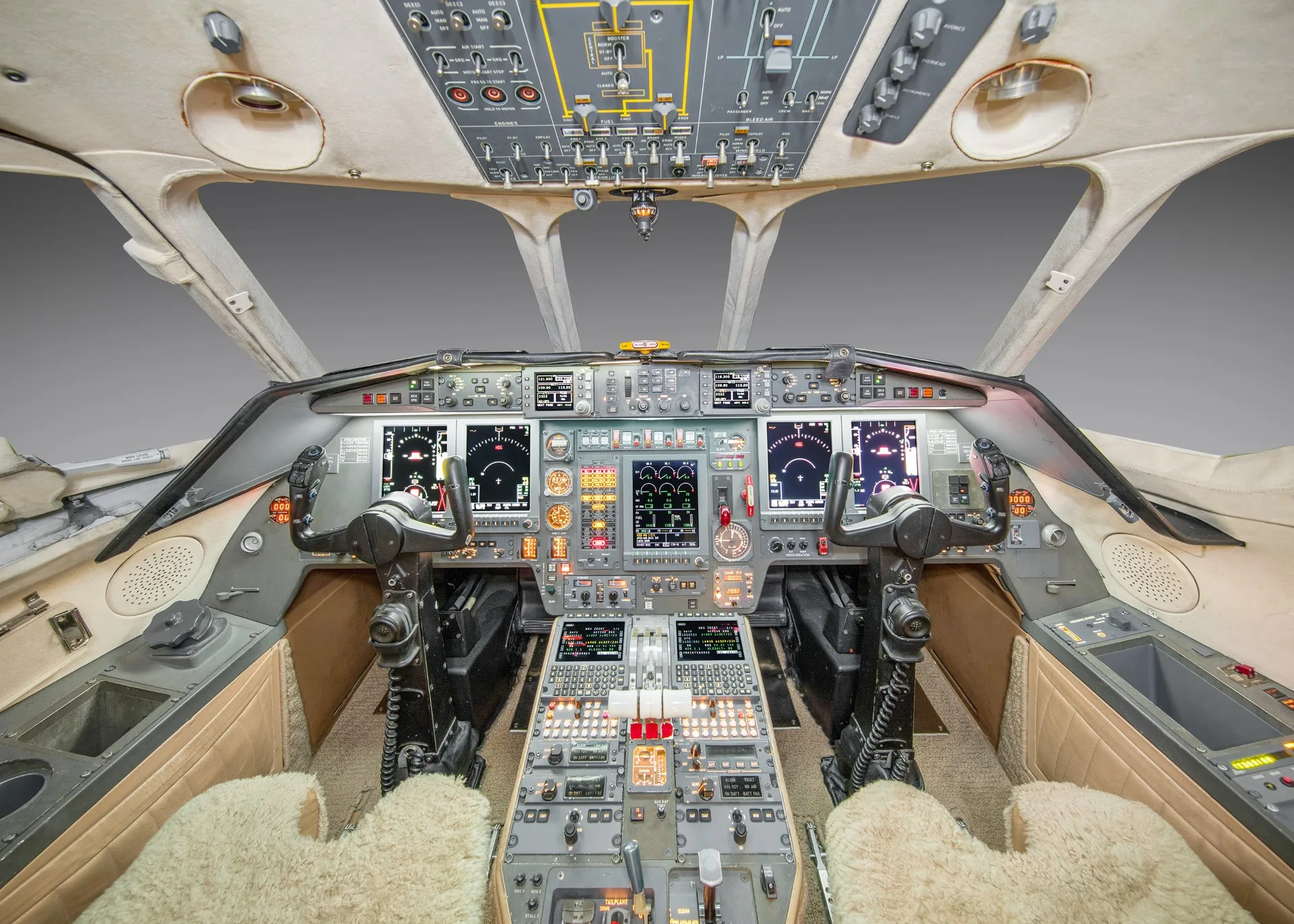 Cockpit and instrument panel of a 2000 Dassault FALCON 900EX.