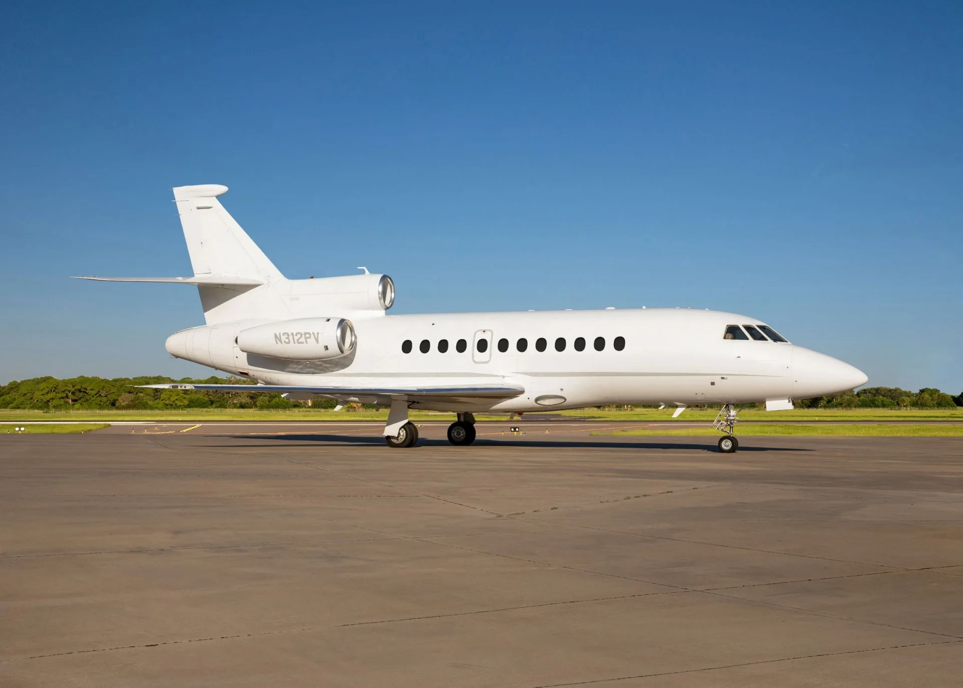Exterior view of a 2000 Dassault FALCON 900EX.
