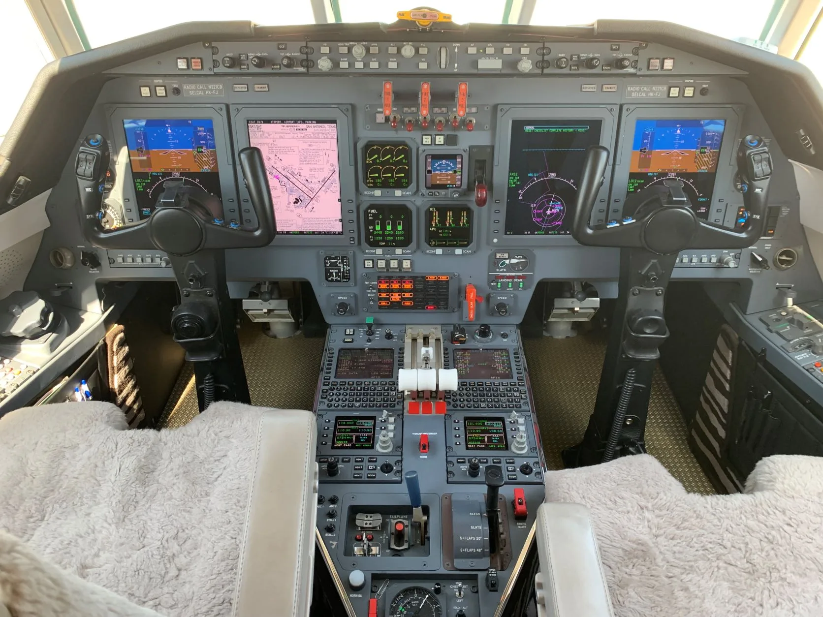 Cockpit and instrument panel of a 2002 Dassault FALCON 50EX.