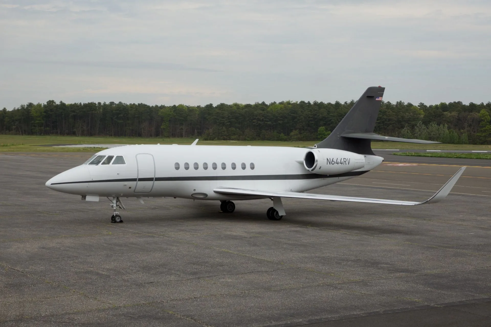 Exterior view of a 2000 Dassault FALCON 2000.