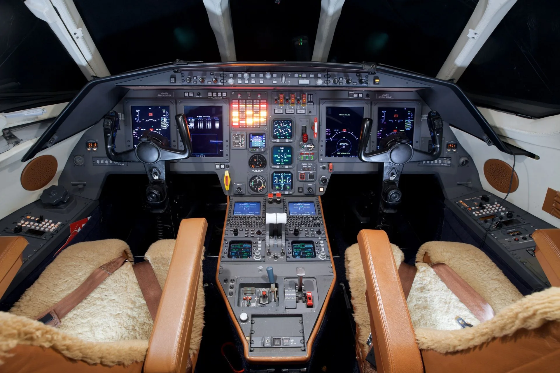 Cockpit and instrument panel of a 2000 Dassault FALCON 2000.