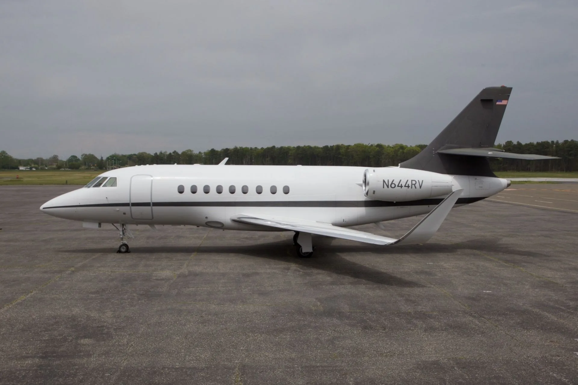 Exterior view of a 2000 Dassault FALCON 2000.
