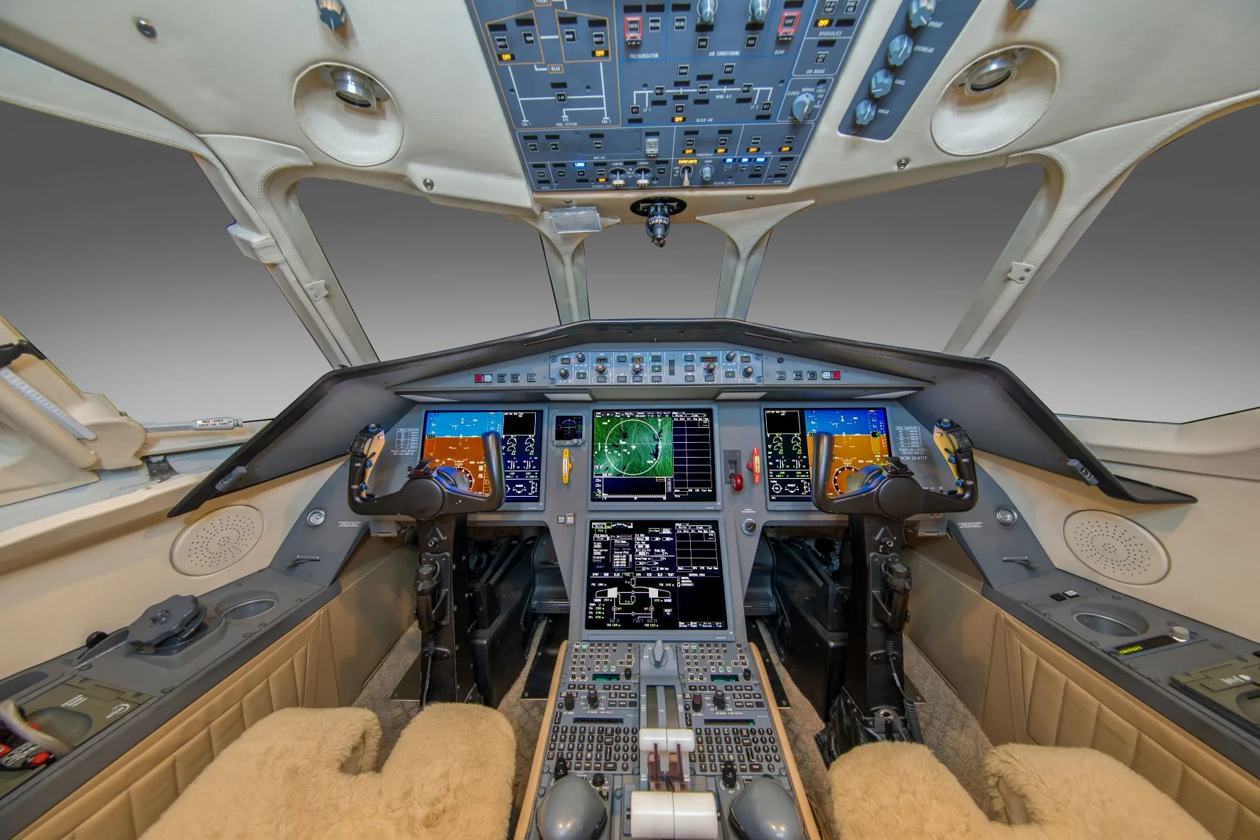 Cockpit and instrument panel of a Dassault FALCON 2000EX.