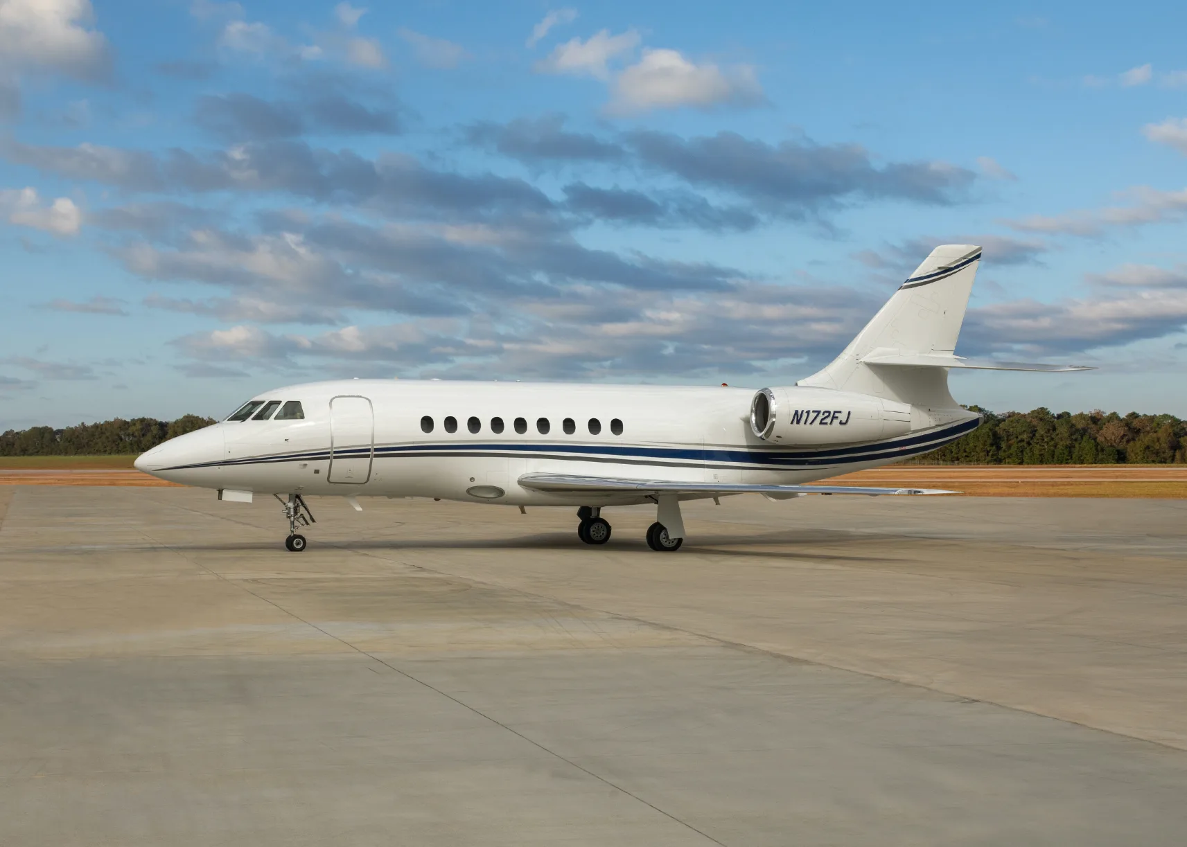 Exterior view of a Dassault FALCON 2000EX.