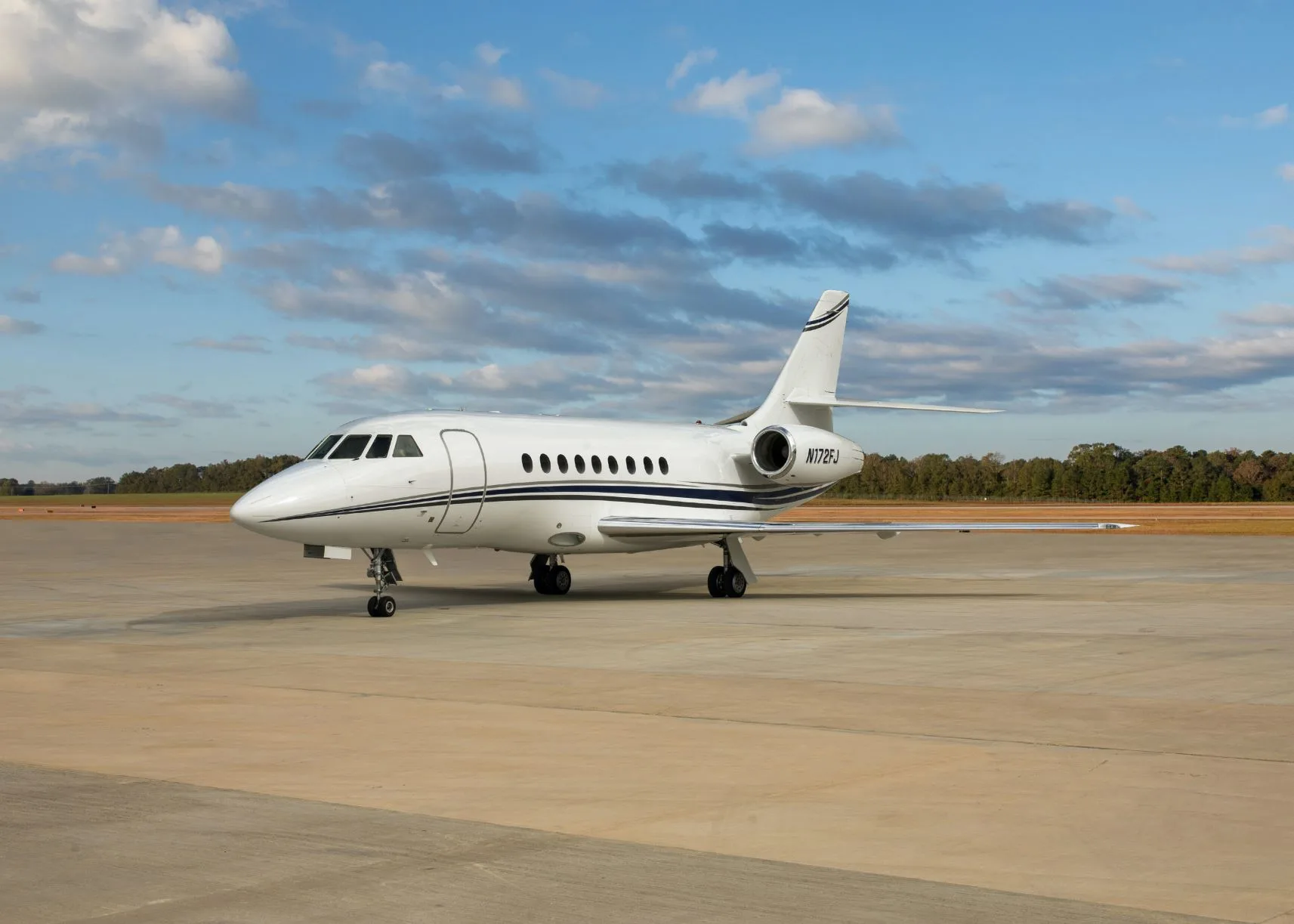 Exterior view of a Dassault FALCON 2000EX.