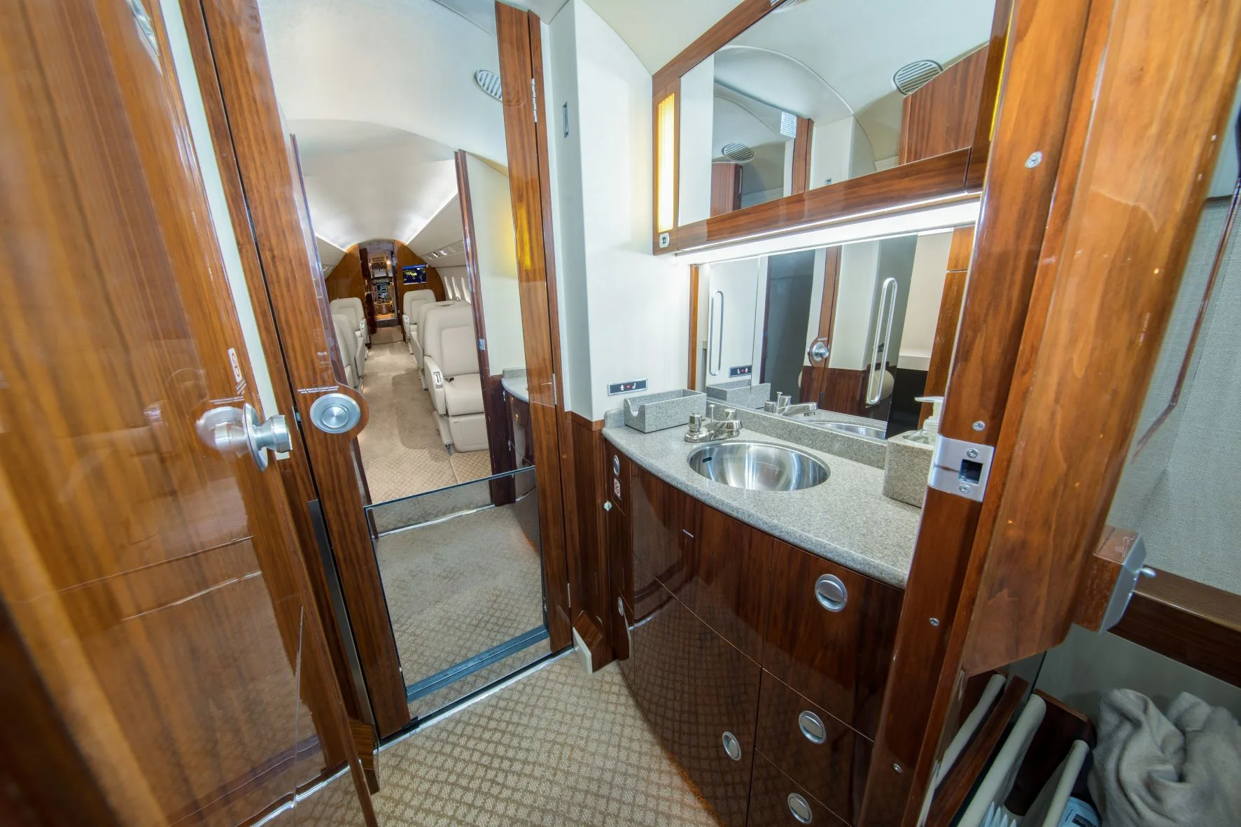 Cabin interior of a Dassault FALCON 2000EX.