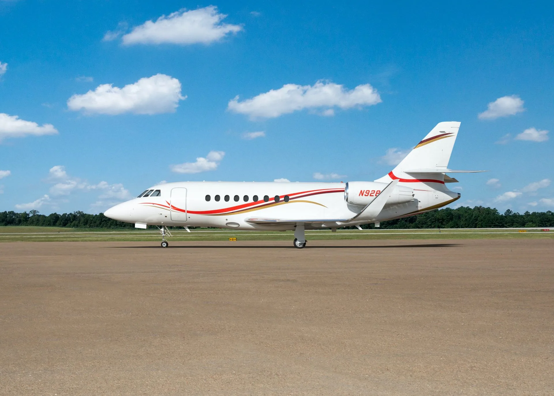 Exterior view of a 2010 Dassault FALCON 2000LX.
