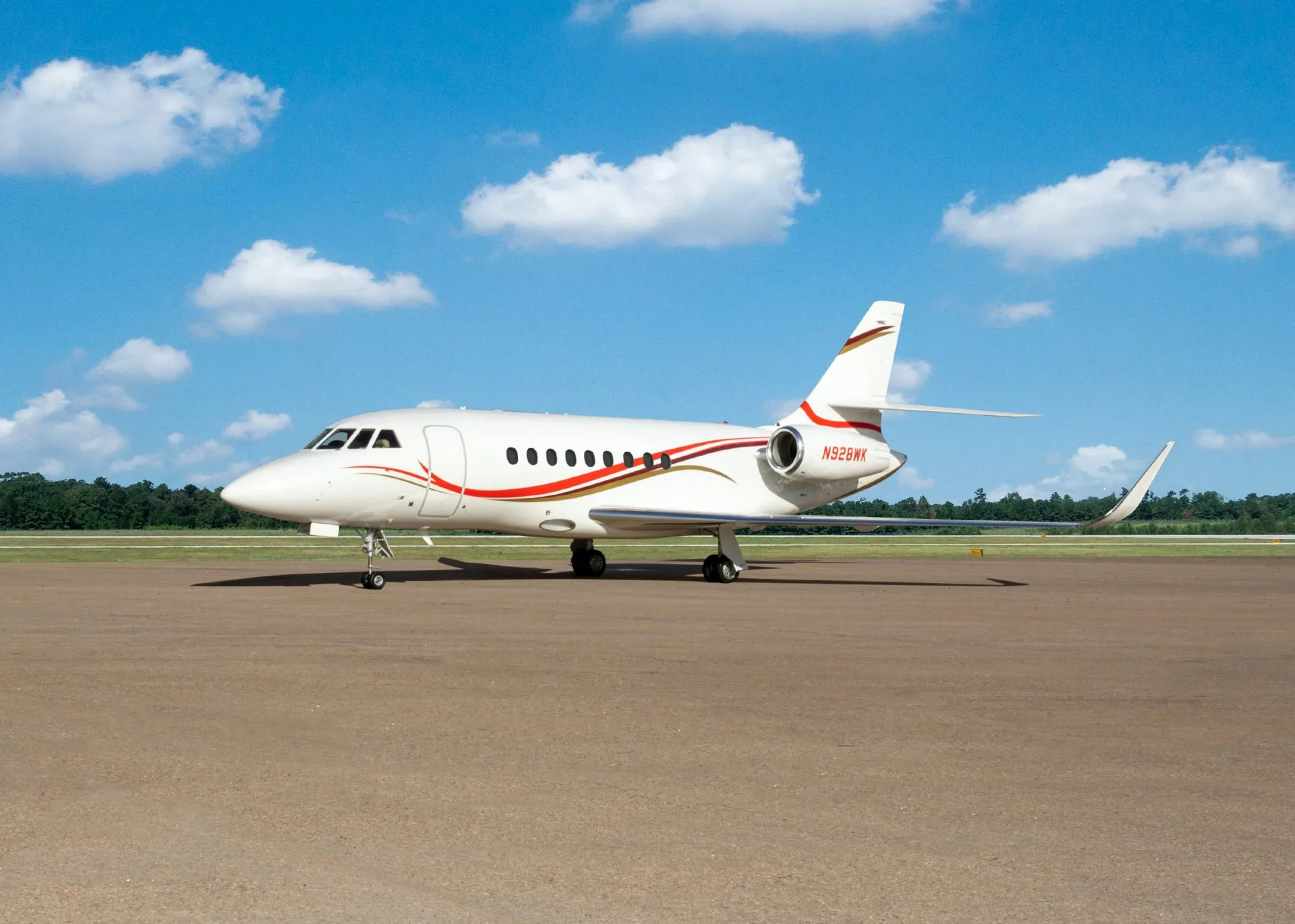 Exterior view of a 2010 Dassault FALCON 2000LX.