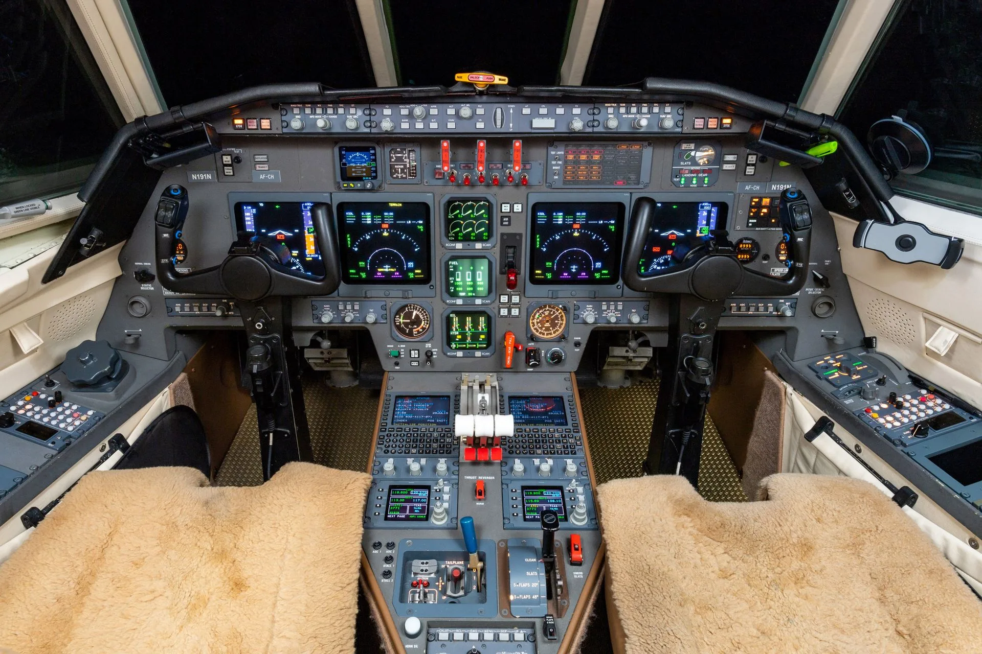 Cockpit and instrument panel of a 2004 Dassault FALCON 50EX.