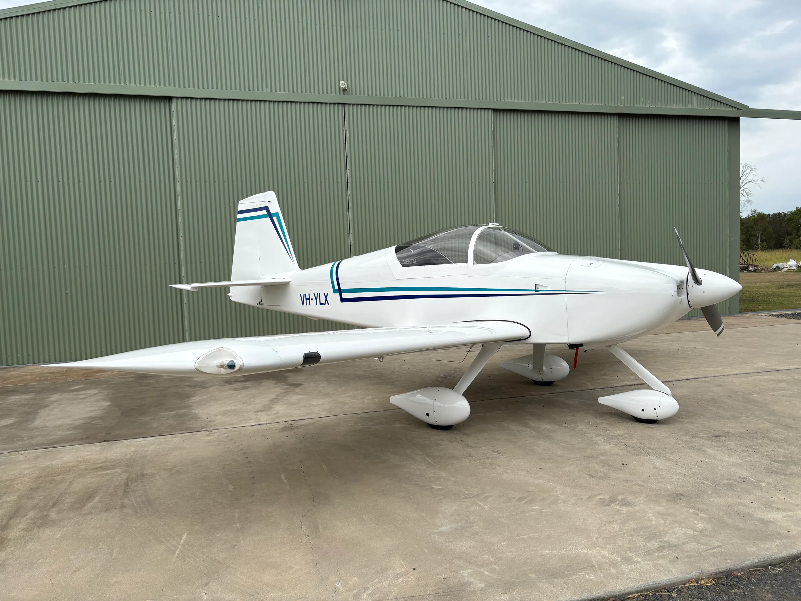 Exterior view of a 2001 Vans RV 6 A.