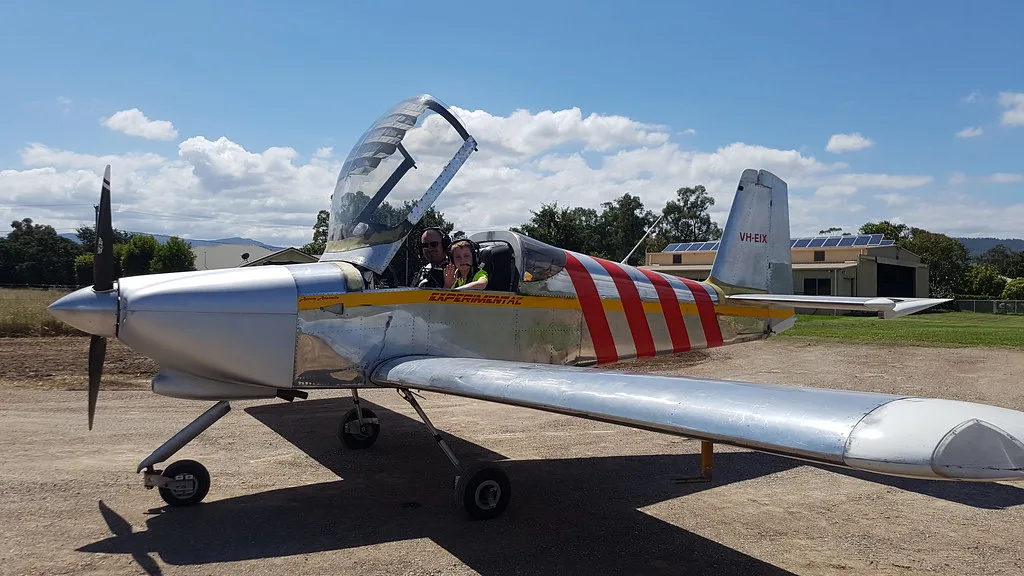 Exterior view of a 2001 Vans RV 6 A.