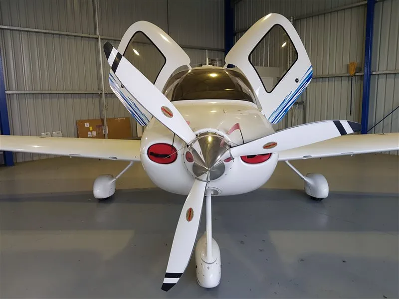 Exterior view of a 2006 Cirrus SR22, VH-USW.