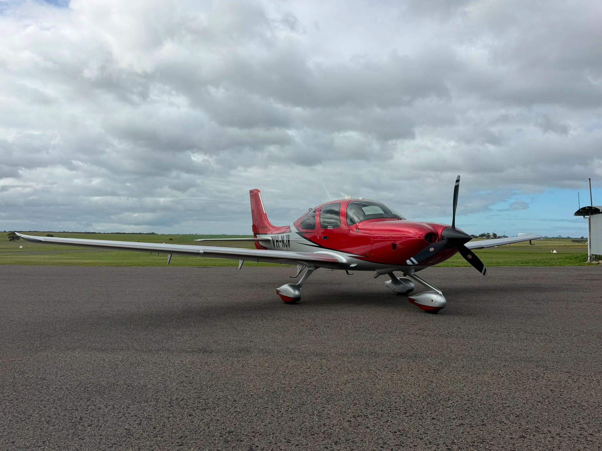 Exterior view of a 2022 Cirrus SR22 GTS Carbon, VH-8SR.