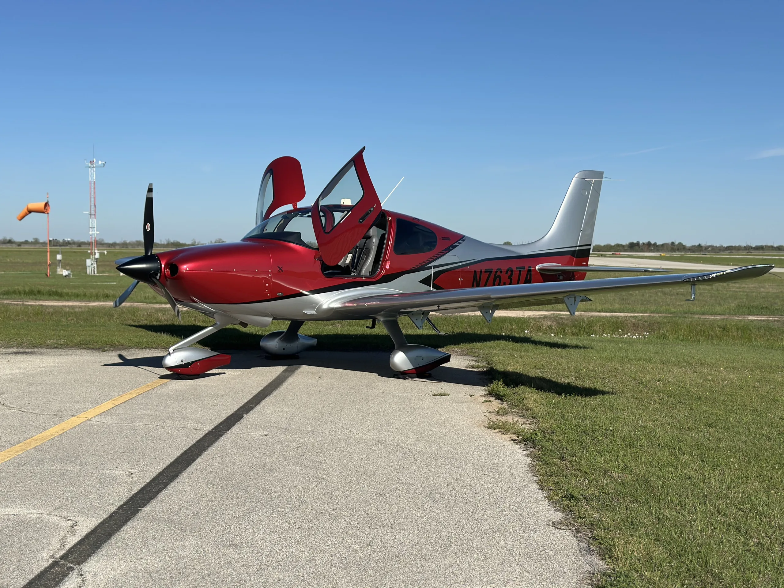 Exterior view of a 2004 Cirrus SR22 G2, VH-WJB.