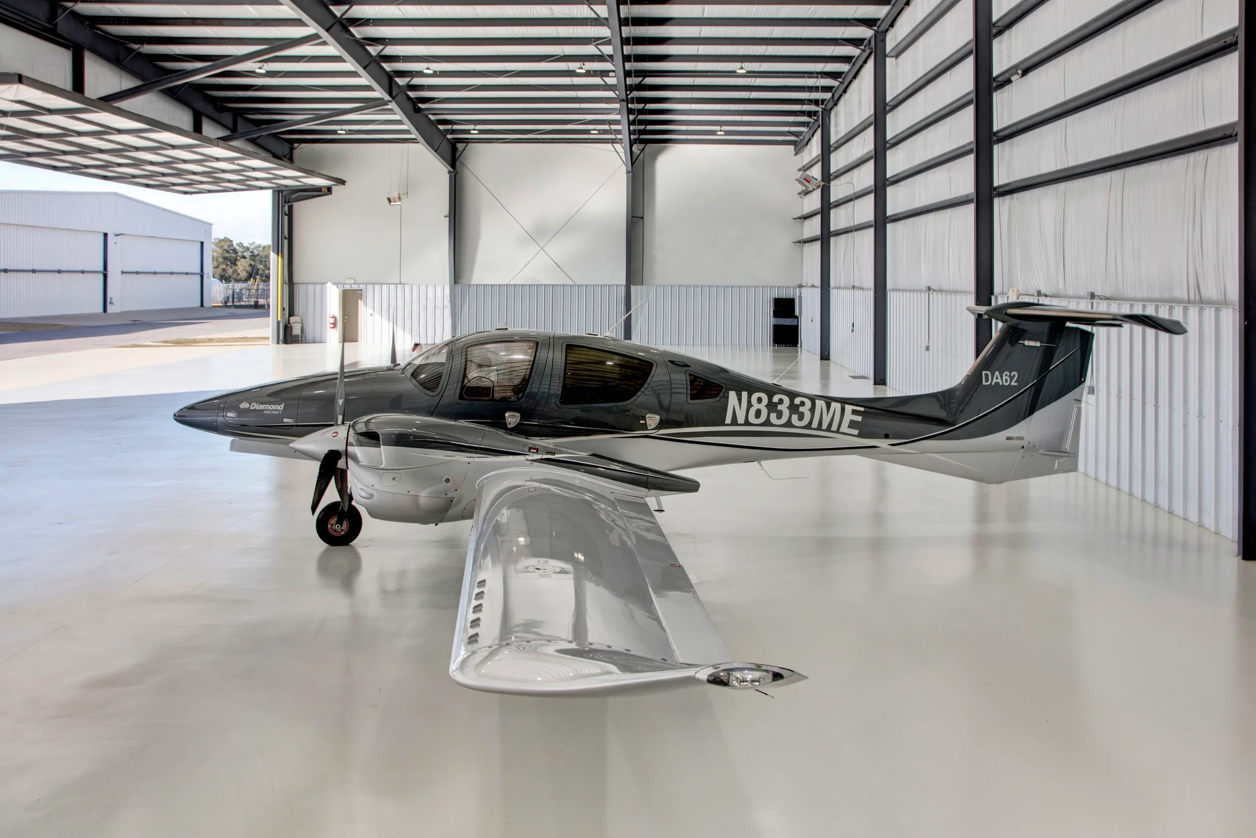 Exterior view of a 2016 Diamond DA62, N833ME.