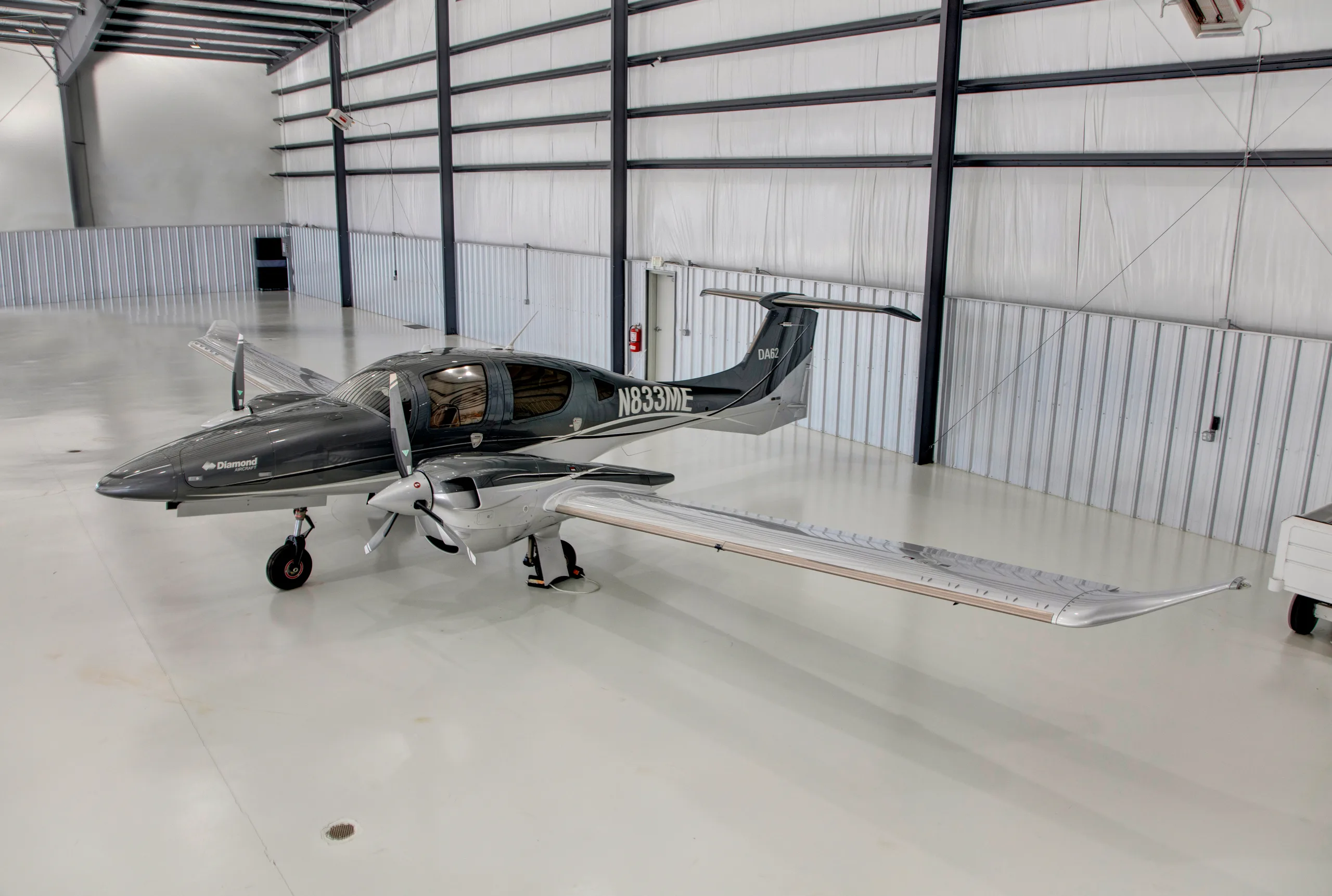 Exterior view of a 2016 Diamond DA62, N833ME.