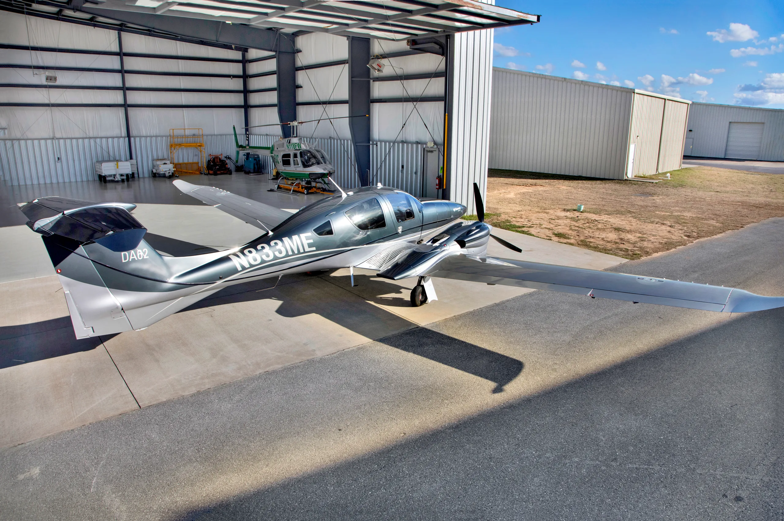 Exterior view of a 2016 Diamond DA62, N833ME.