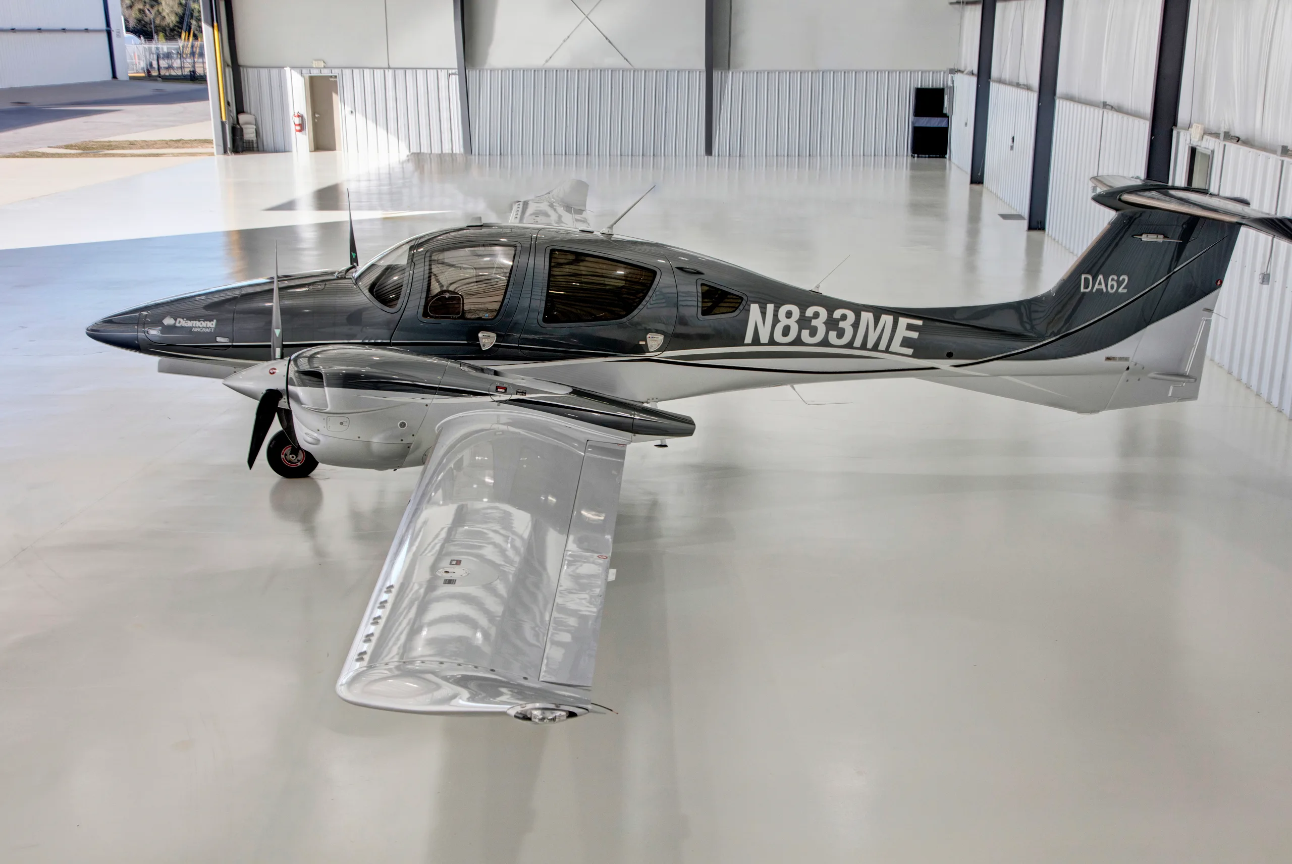 Exterior view of a 2016 Diamond DA62, N833ME.