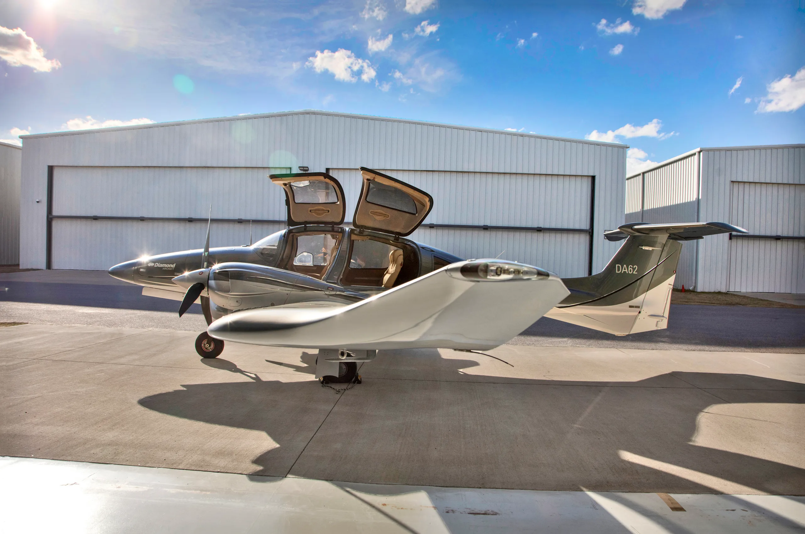Exterior view of a 2016 Diamond DA62, N833ME.