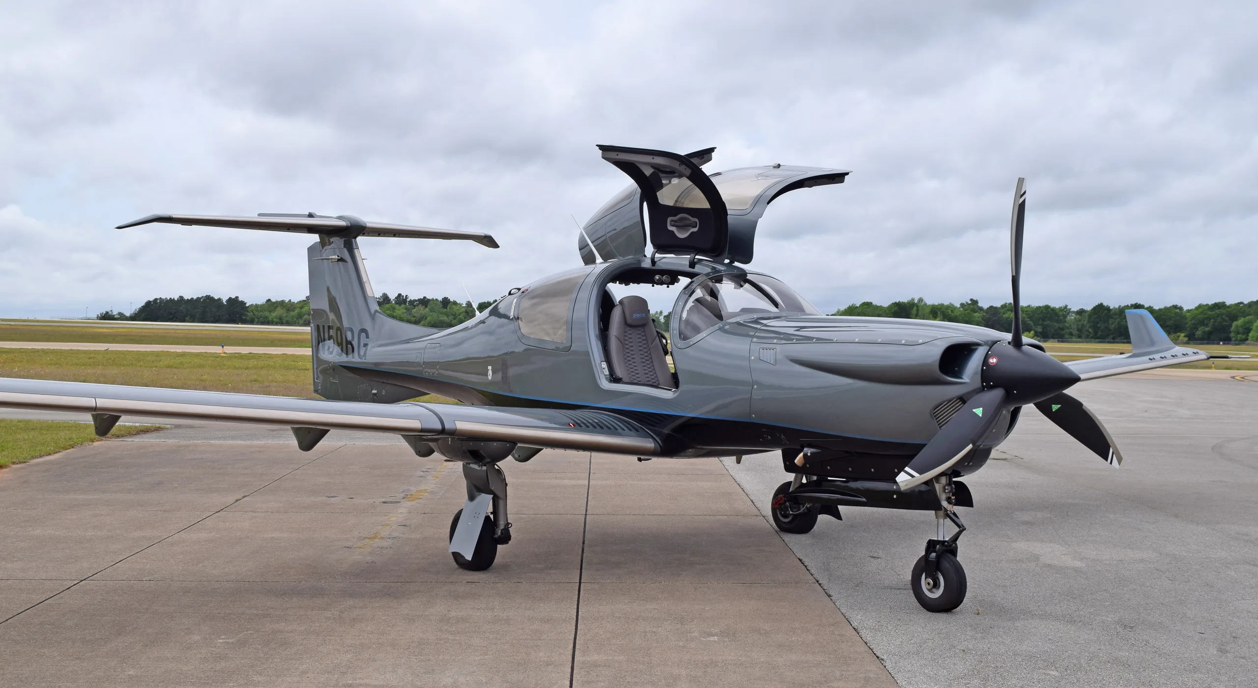 Exterior view of a 2025 Diamond DA50 RG, N59RG.