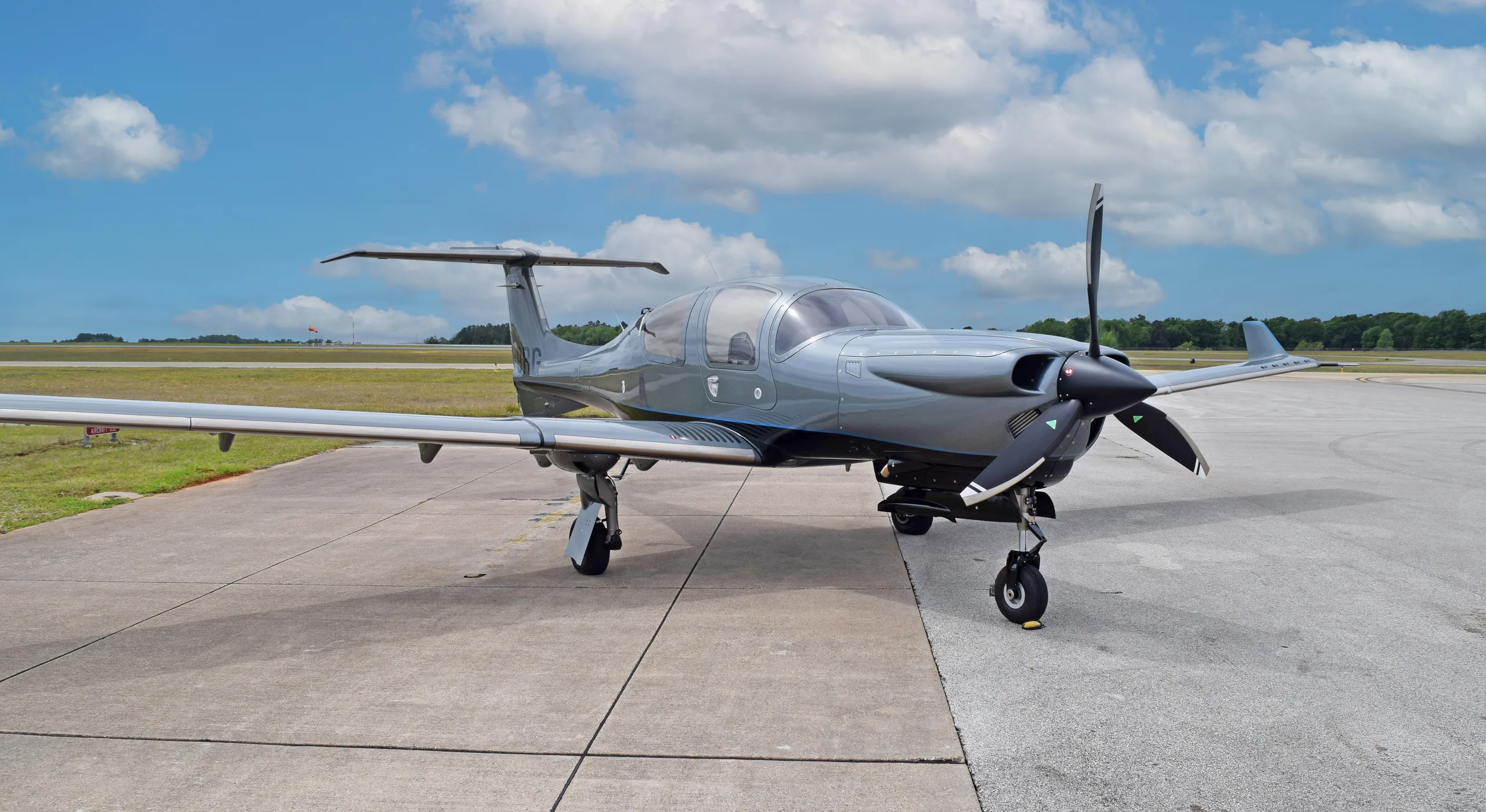 Exterior view of a 2025 Diamond DA50 RG, N59RG.