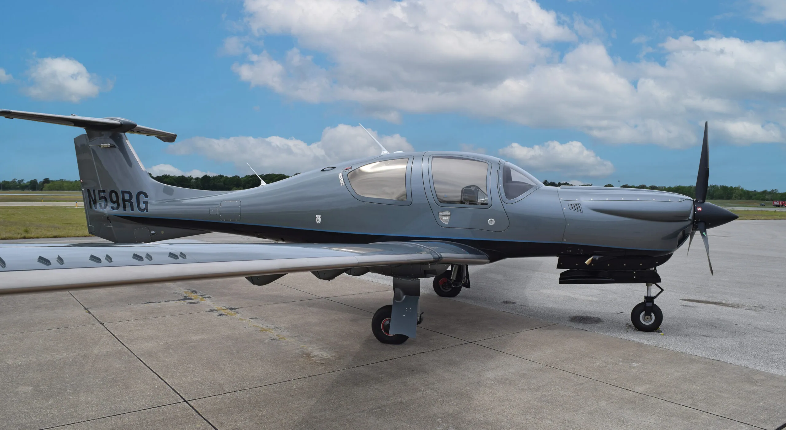 Marketing image of a 2025 Diamond DA50 RG.