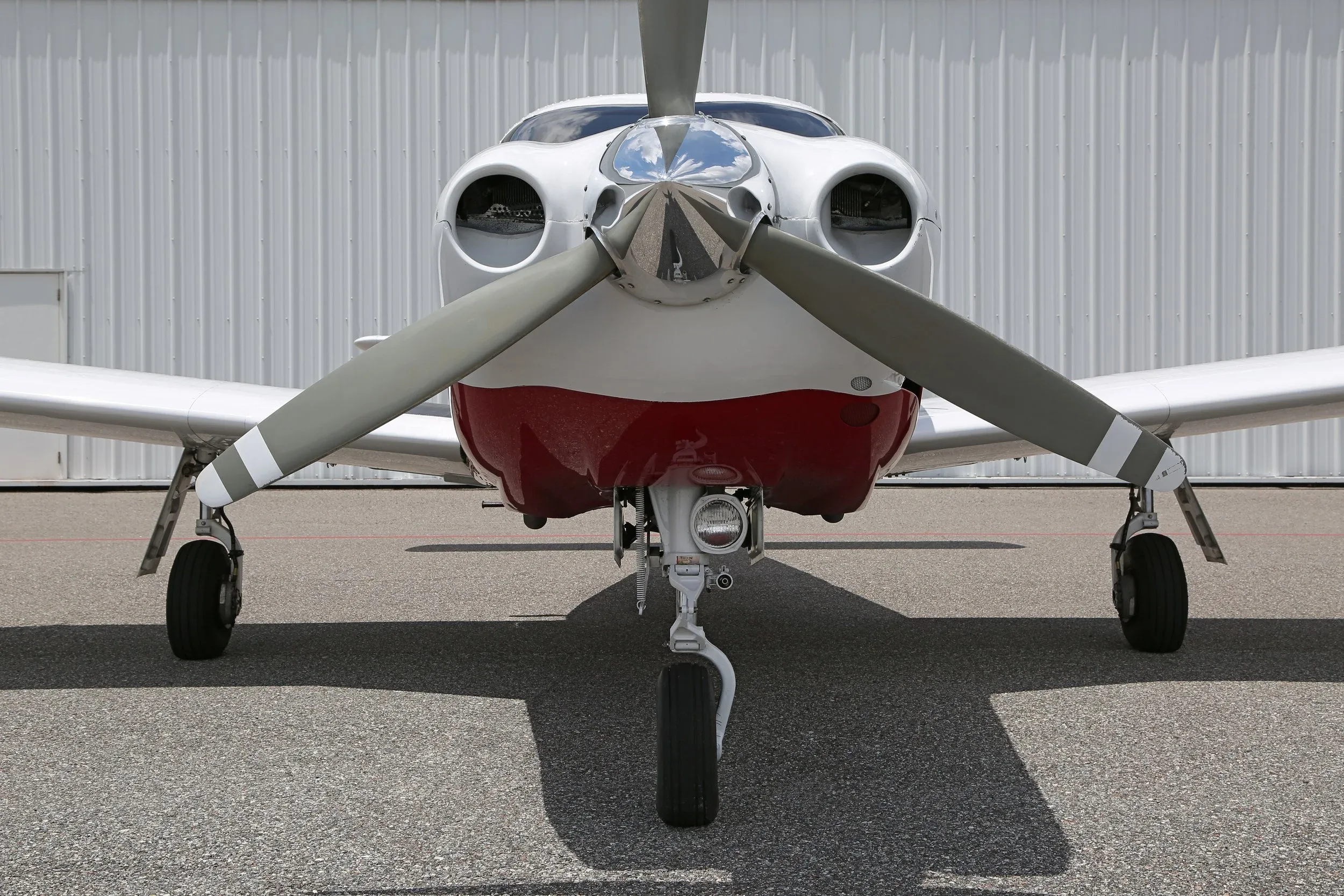 Engine detail of a 1996 Piper SARATOGA II HP.