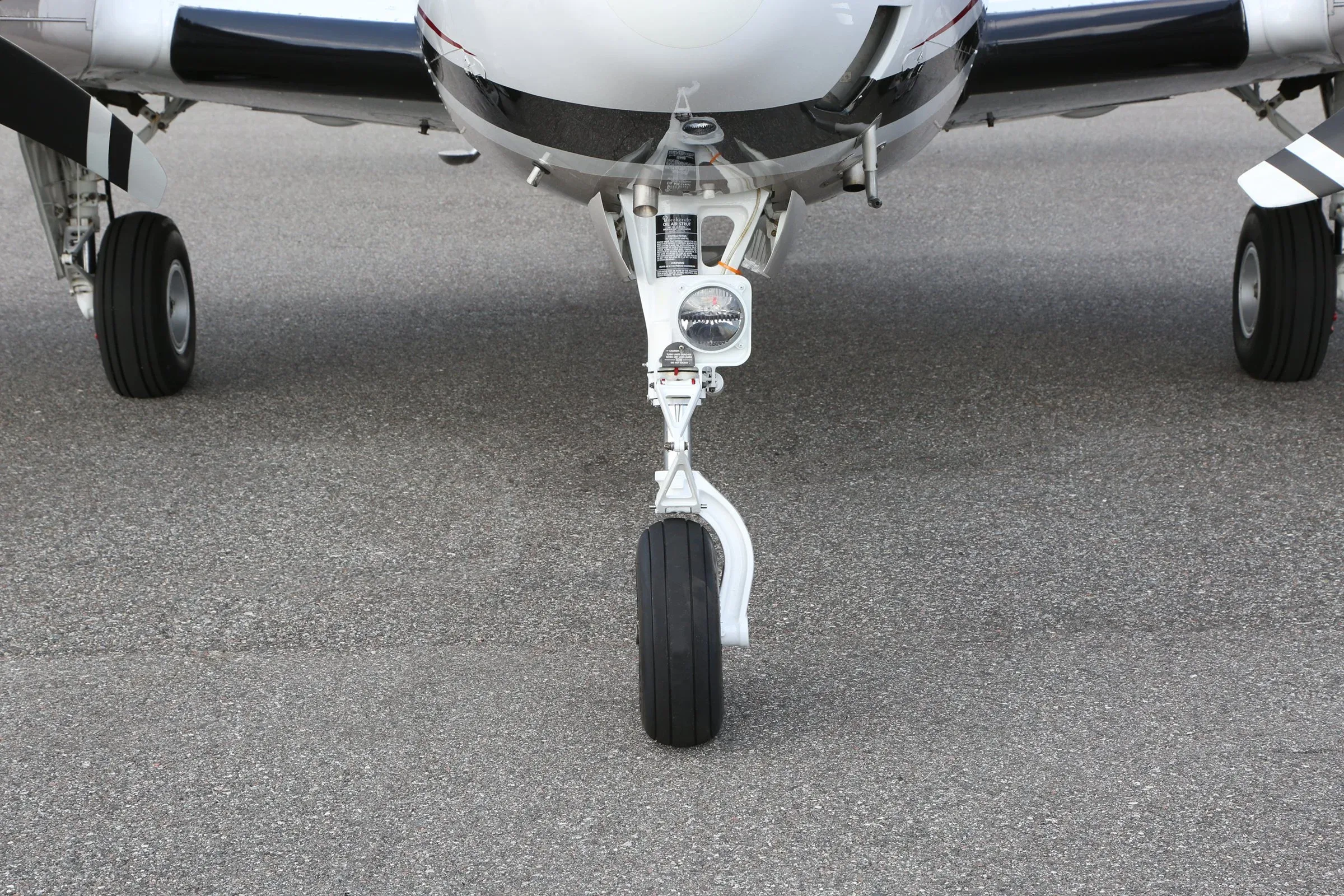 Exterior view of a 2014 Beech BARON, N206BK.